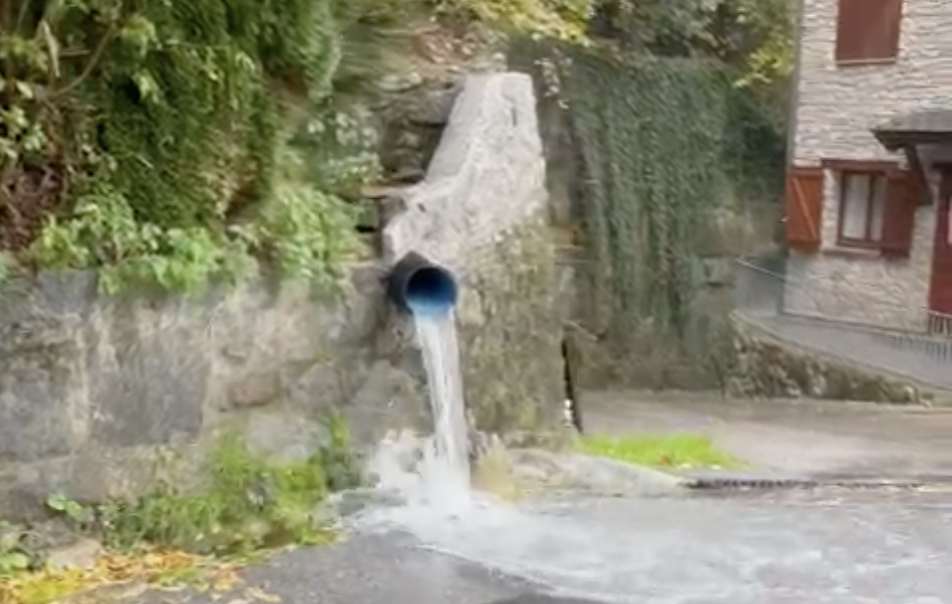 L'aigua va causar problemes a la urbanització.