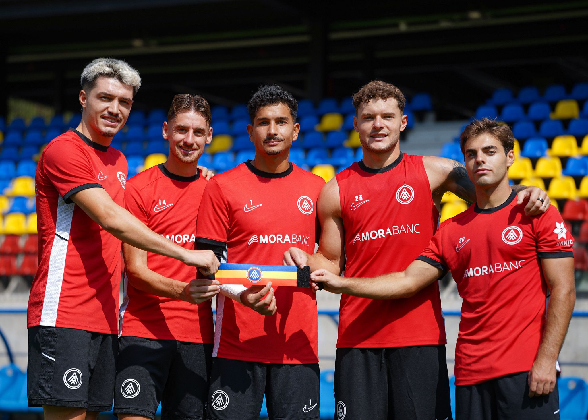 Els cinc capitans de l'FC Andorra, en una sola foto amb el braçalet. La portaveu del Sindicat, Rebeca Bonache.