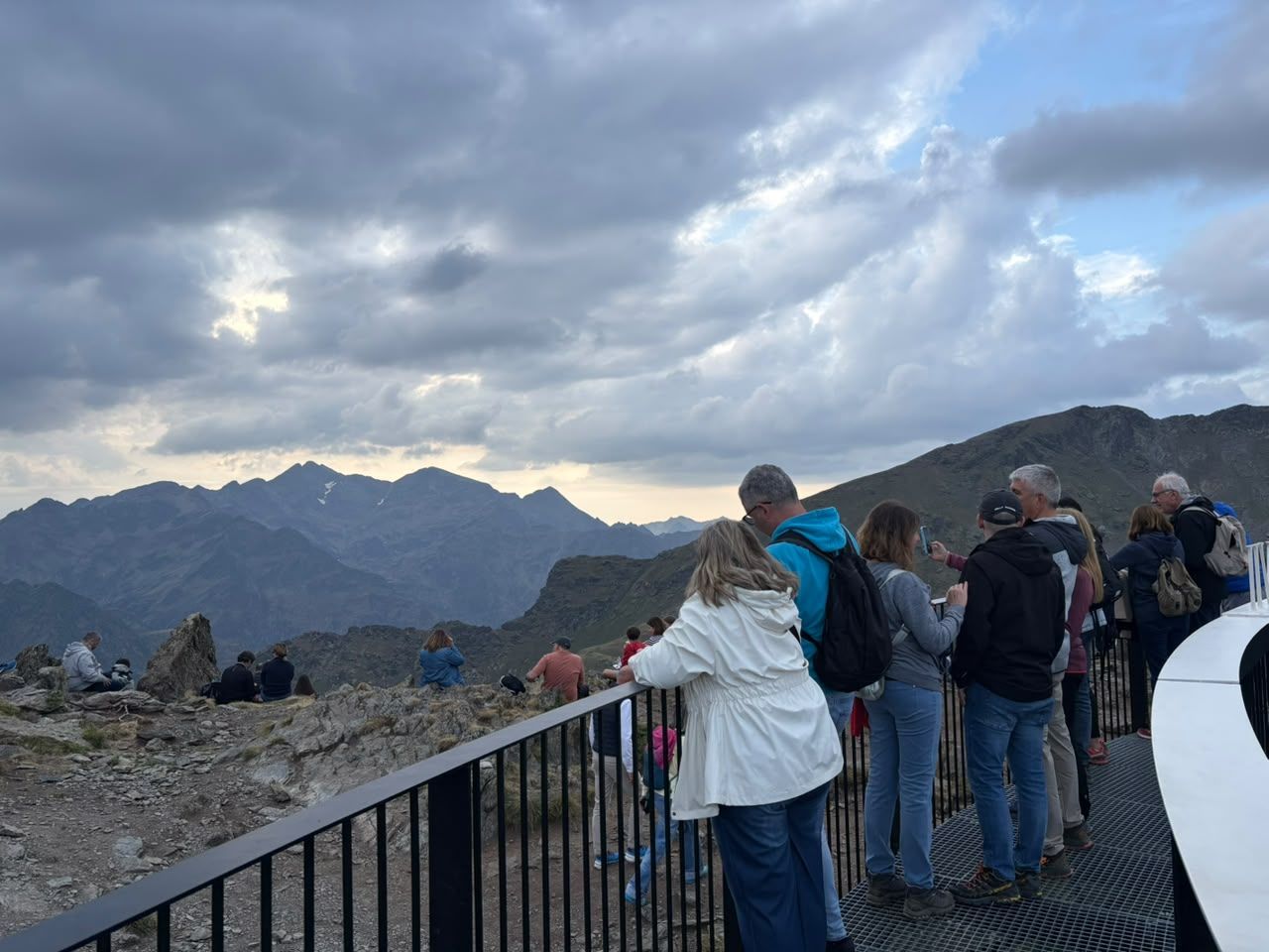 Alguns dels assistents al mirador solar, preparats per a l'eclipsi. Alguns dels assistents al mirador solar, preparats per a l'eclipsi.