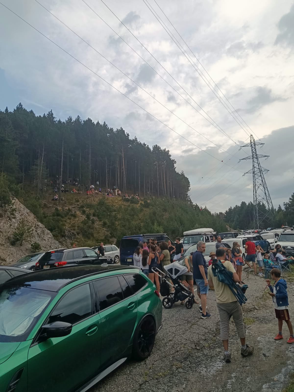 Multitud de persones que s'han aplegat a Beixalís per veure l'eclipsi. La portaveu del Sindicat, Rebeca Bonache.