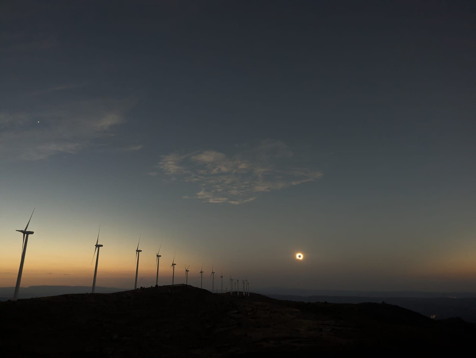 L'eclipsi, des del part eòlic de Torre Miró, fotografiat per l'Òscar Martín. L'eclipsi, des del part eòlic de Torre Miró, fotografiat per l'Òscar Martín.