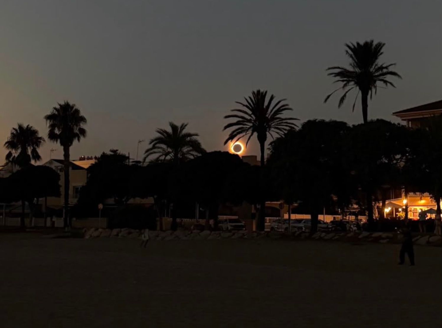 L'eclipsi, fotografiat a Cambrils. L'eclipsi, fotografiat a Cambrils.