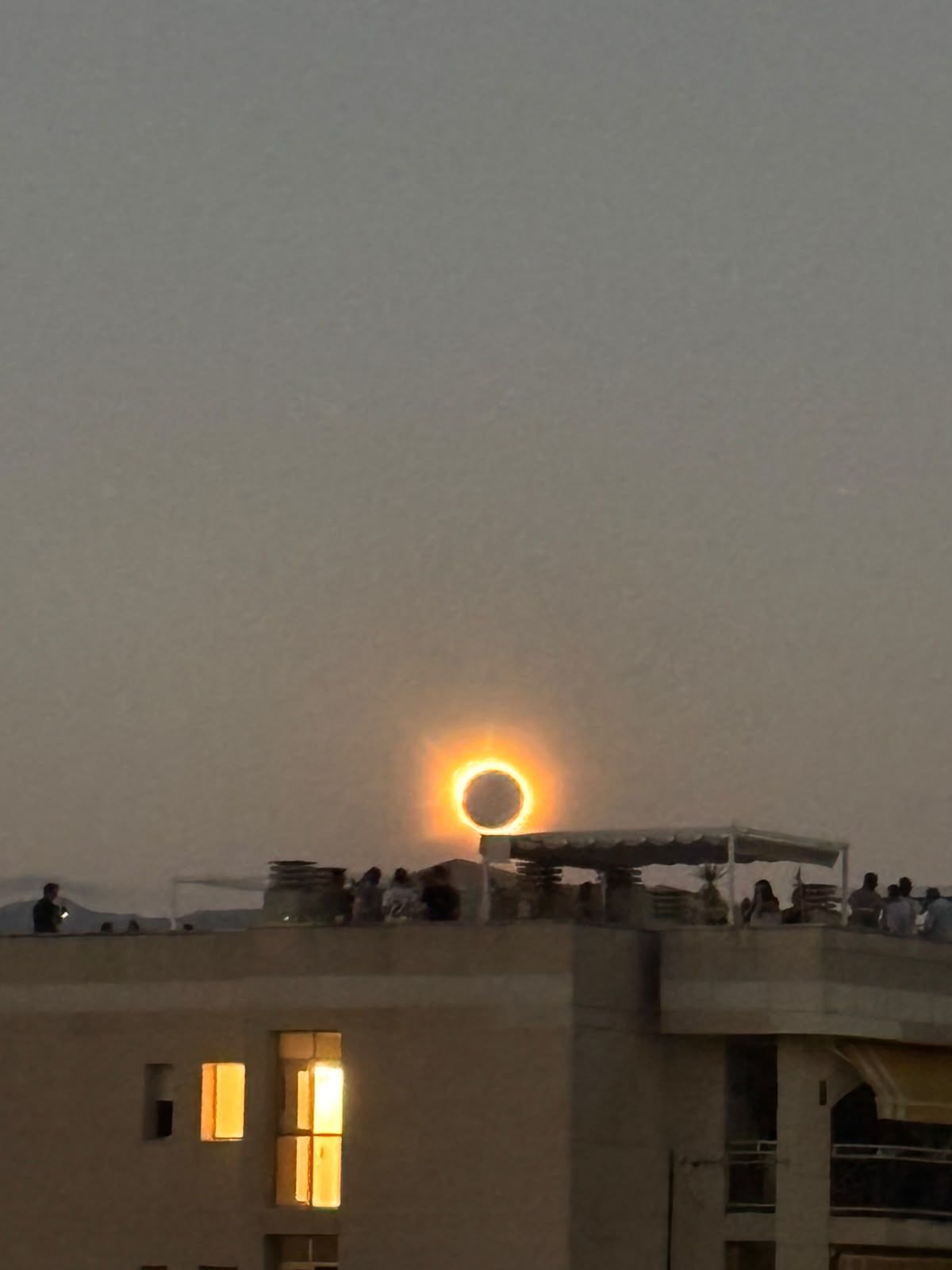 Una altra imatge de l'eclipsi a Cambrils. Una altra imatge de l'eclipsi a Cambrils.