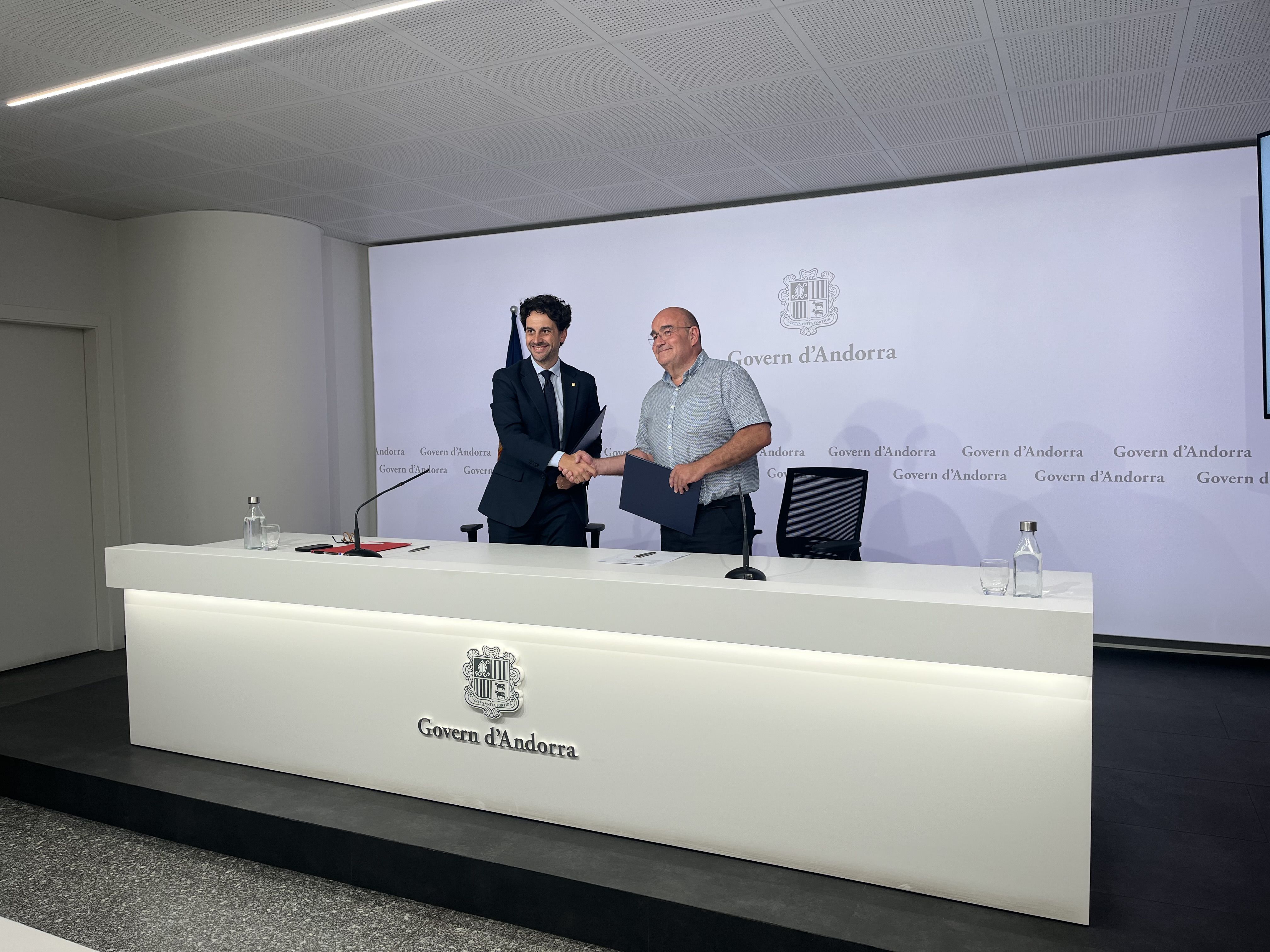 El Govern i el Col·legi Oficial de Farmacèutics signen un conveni per facilitar la gestió dels medicaments caducats i residus punxants. El Govern i el Col·legi Oficial de Farmacèutics signen un conveni per facilitar la gestió dels medicaments caducats i residus punxants.