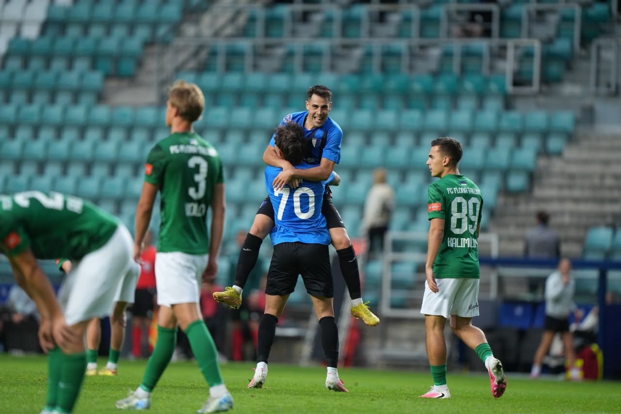 Els jugadors de l'Inter celebren el quart gol que ha desesperat als locals.