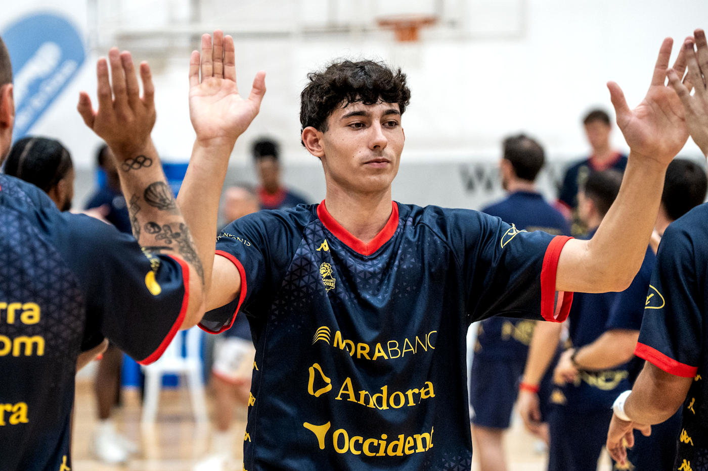 Luka Bottiroli, amb la samarreta d'escalfament del MoraBanc Andorra. Luka Bottiroli, amb la samarreta d'escalfament del MoraBanc Andorra.