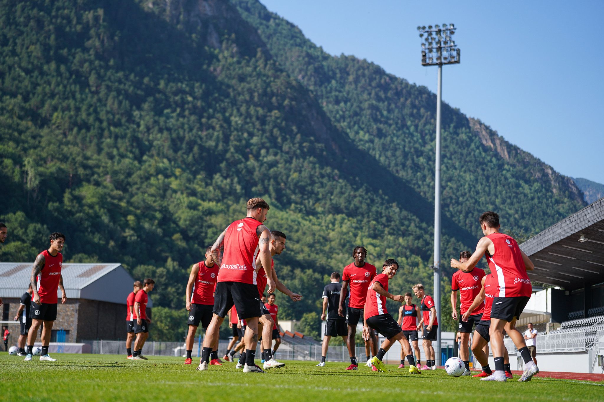 La plantilla de l'FC Andorra preparant-se per al debut de lliga contra el Ceuta.