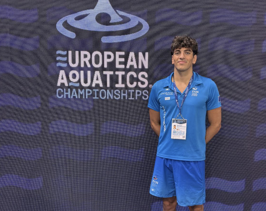 Pelegrina, amb el panell promocional del Campionat d'Europa. 