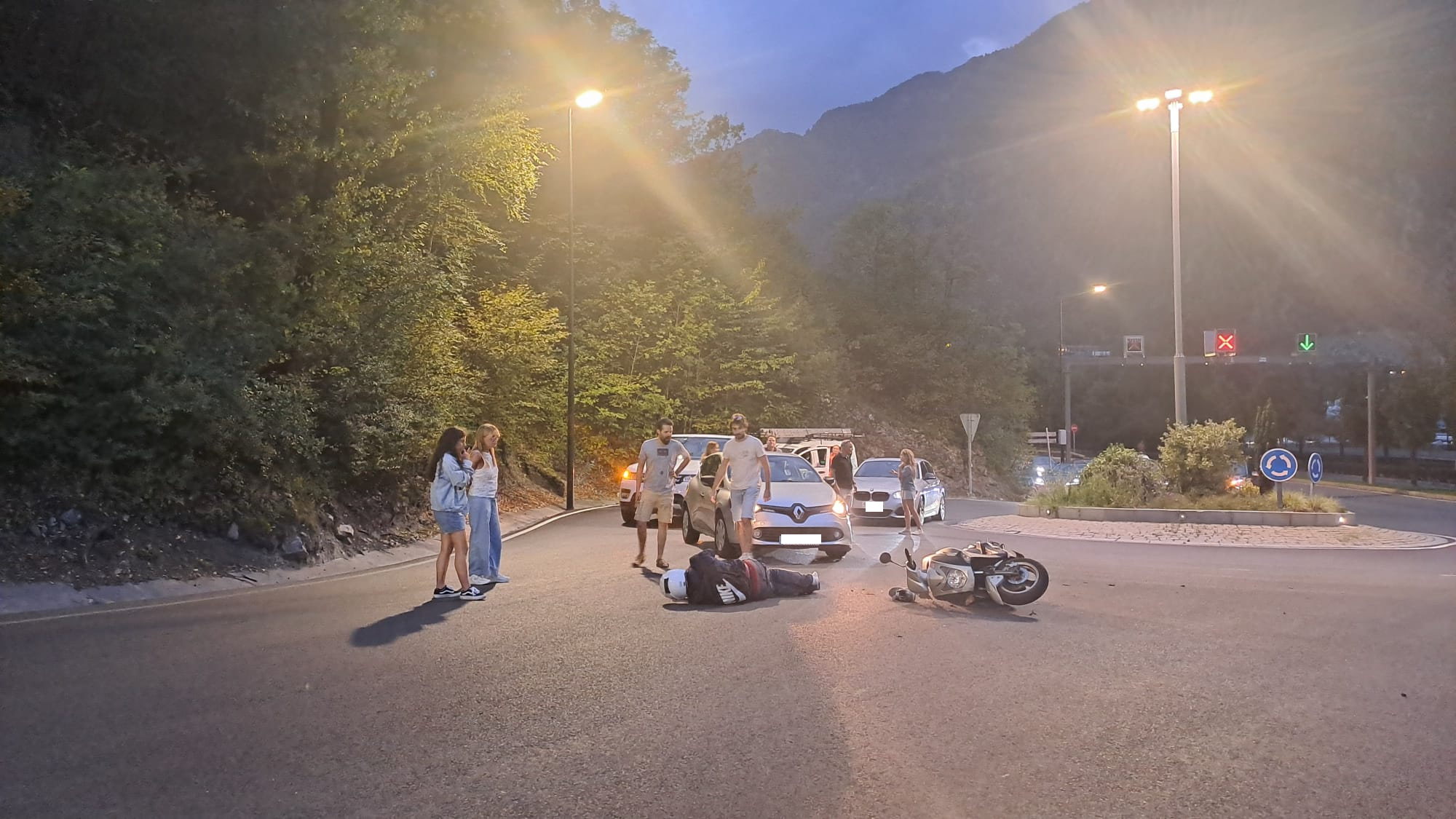 El motorista en qüestió, ferit a la carretera minuts després de l'accident. El motorista en qüestió, ferit a la carretera minuts després de l'accident.