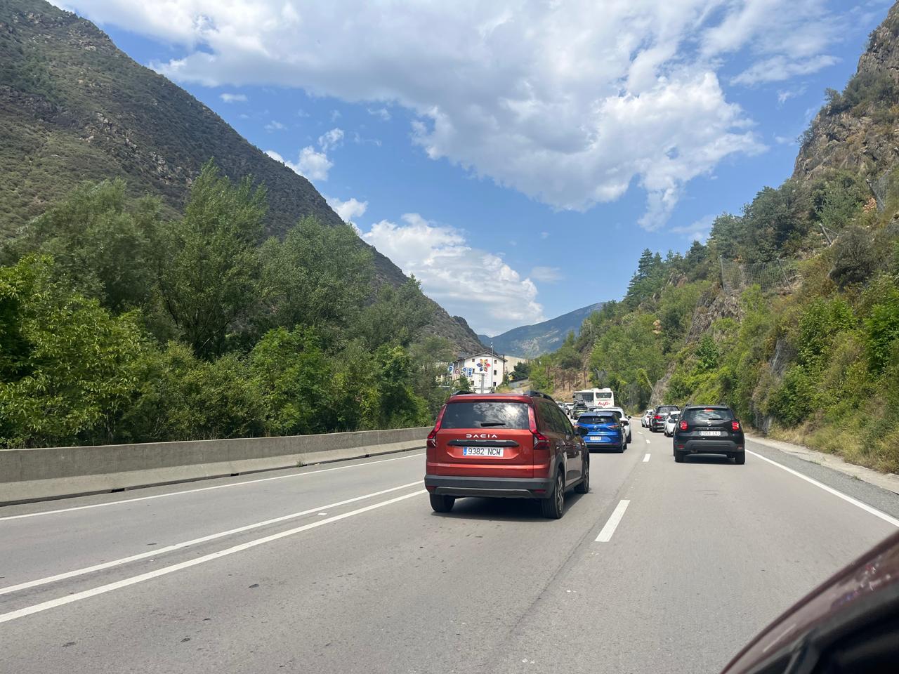 Els cotxes avancen molt lentament en l'entrada al Principat. Els cotxes avancen molt lentament en l'entrada al Principat.