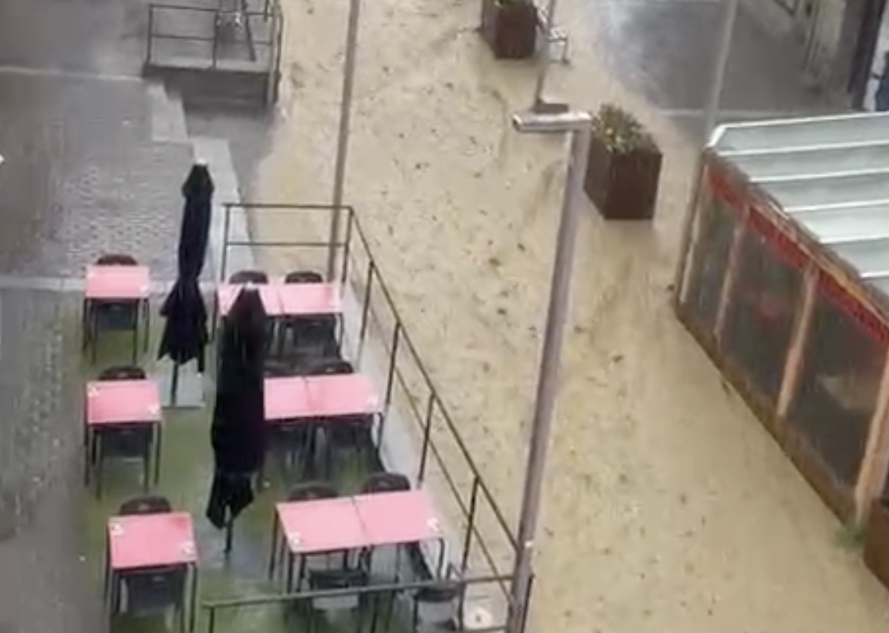La forta tempesta inunda els carrers del Pas de la Casa