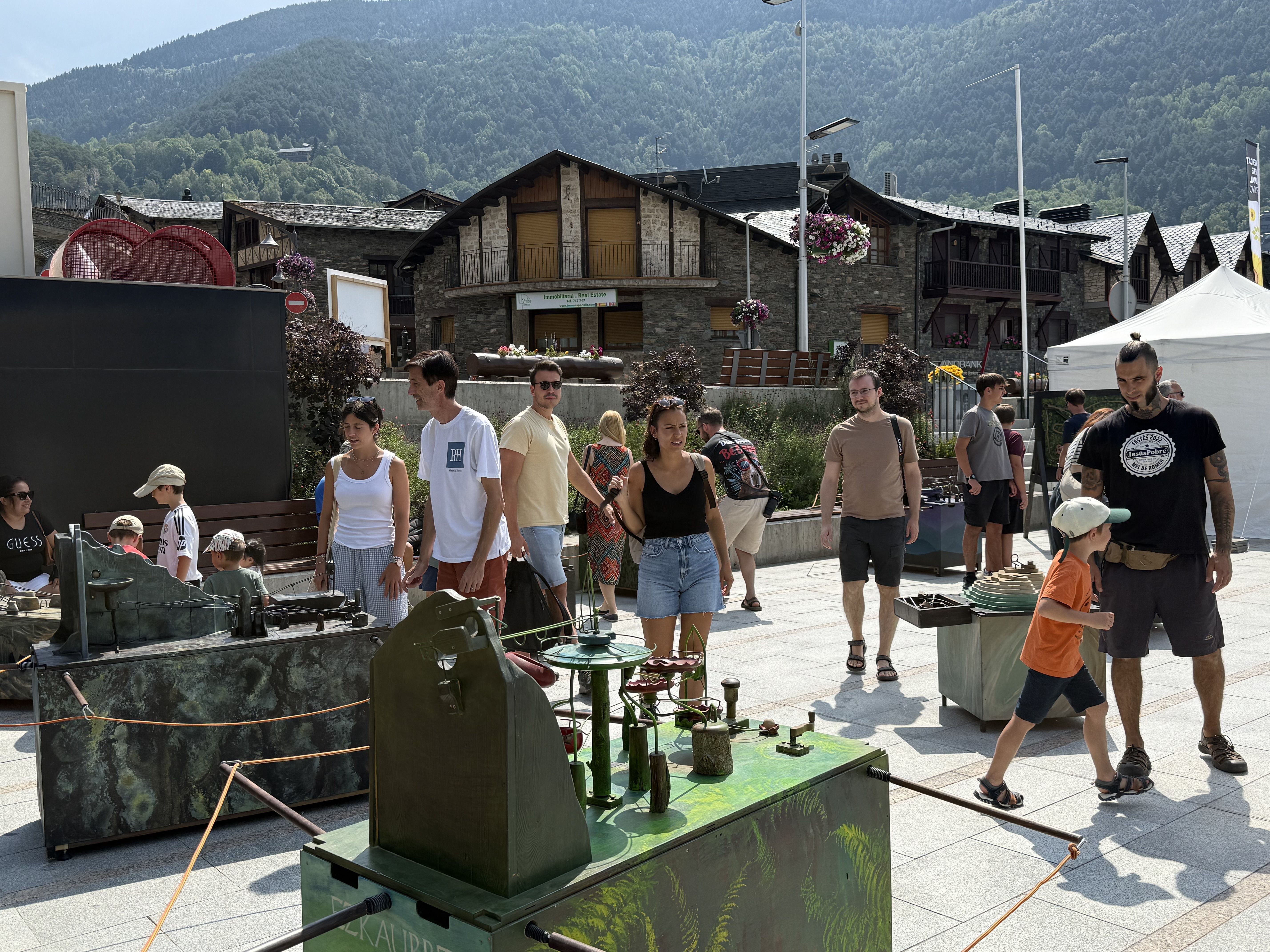 Nens i adults gaudint de les estructures interactives 'Pirene' en el mercat artesanal d'Ordino.