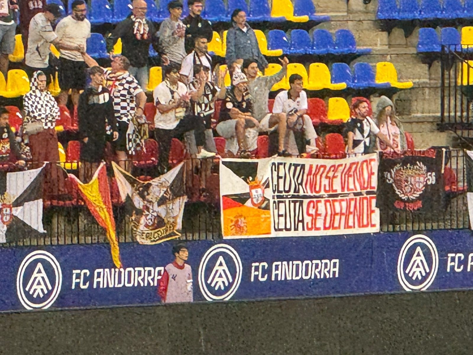 Els aficionats del Ceuta, donant suport al seu equip en un dels desplaçaments més llargs d'aquest curs. 