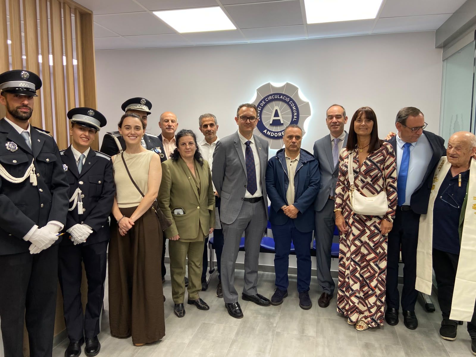 Autoritats comunals, governamentals i agents de circulació, a les noves dependències. Autoritats comunals, governamentals i agents de circulació, a les noves dependències.