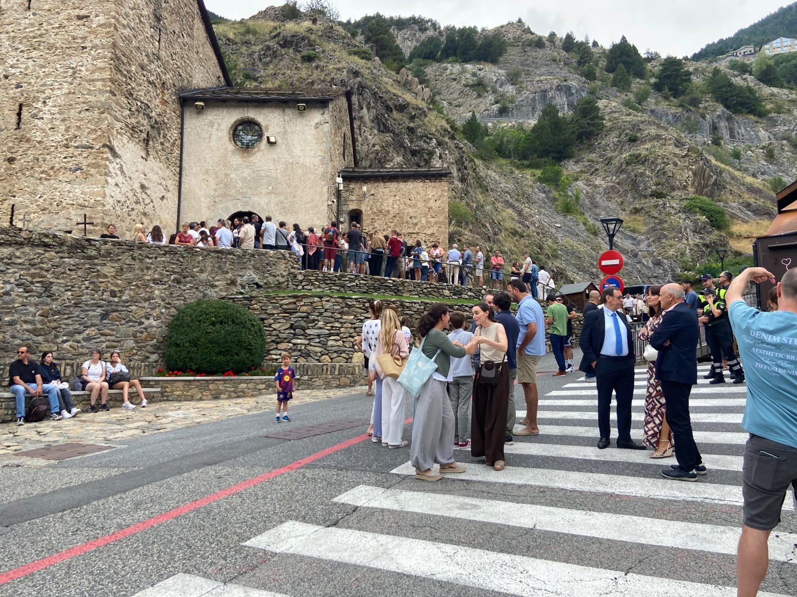 Els ciutadans de Canillo, en sortir de la missa. Els ciutadans de Canillo, en sortir de la missa.