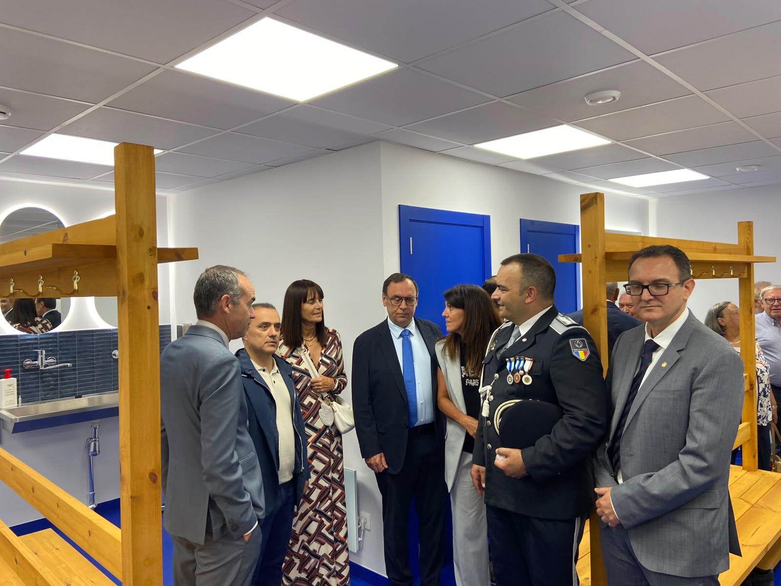 Les autoritats visiten els vestidors dels agents de circulació. Les autoritats visiten els vestidors dels agents de circulació.