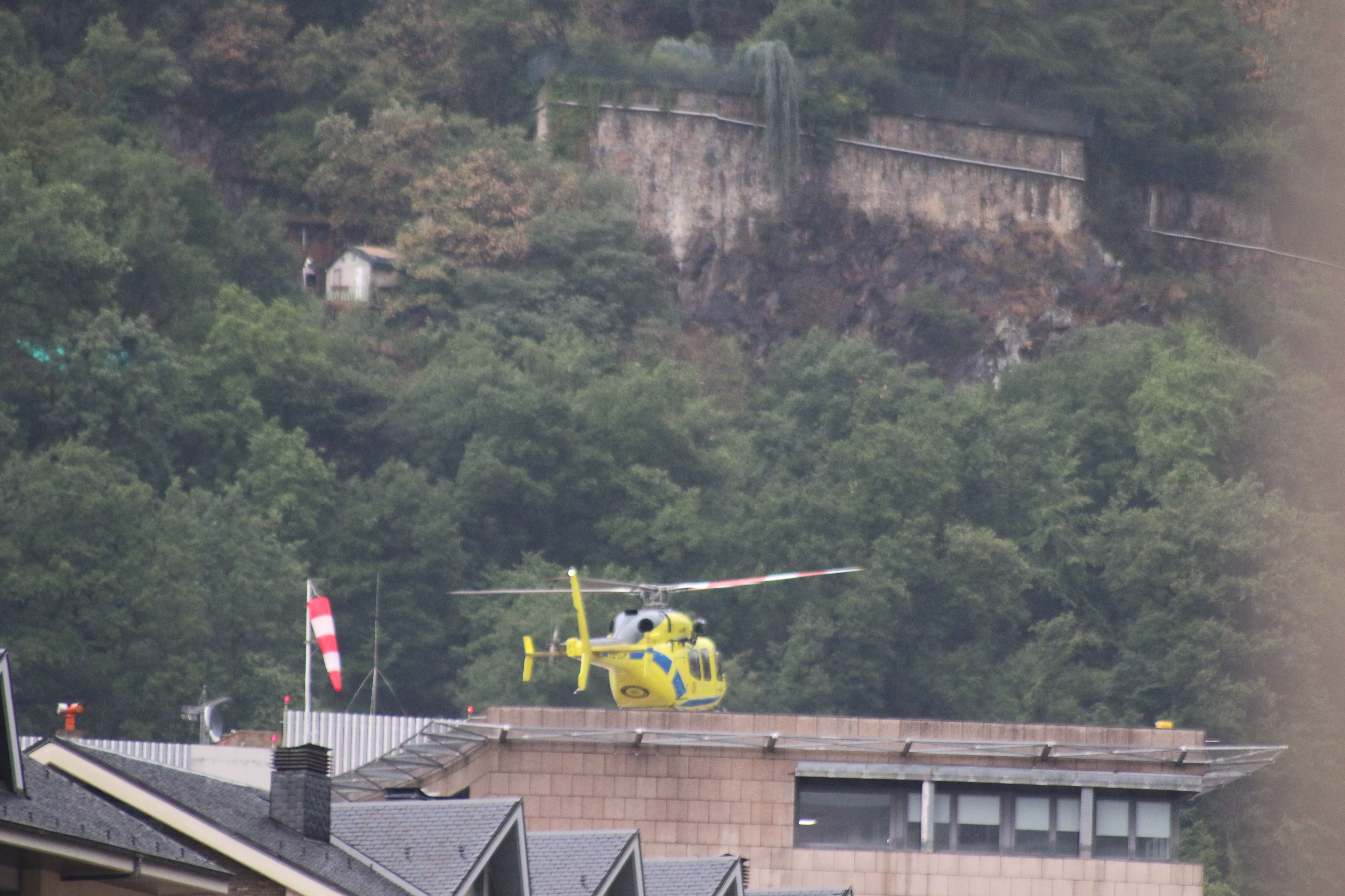 L'helicòpter de bombers aterrant a l'hospital aquest diumenge. L'helicòpter de bombers aterrant a l'hospital aquest diumenge.