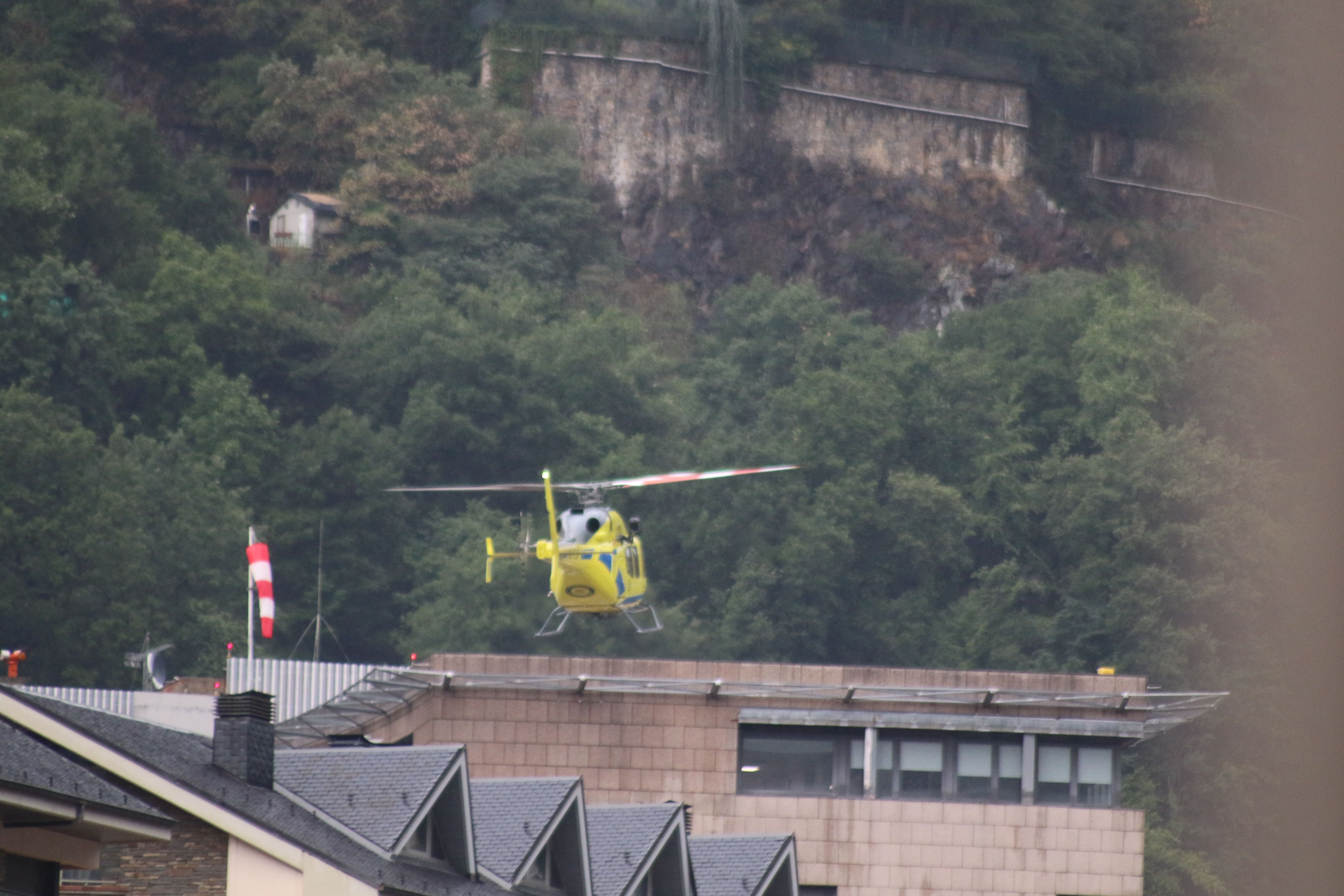 helicòpter arribant a l'hospital ahir. helicòpter arribant a l'hospital ahir.