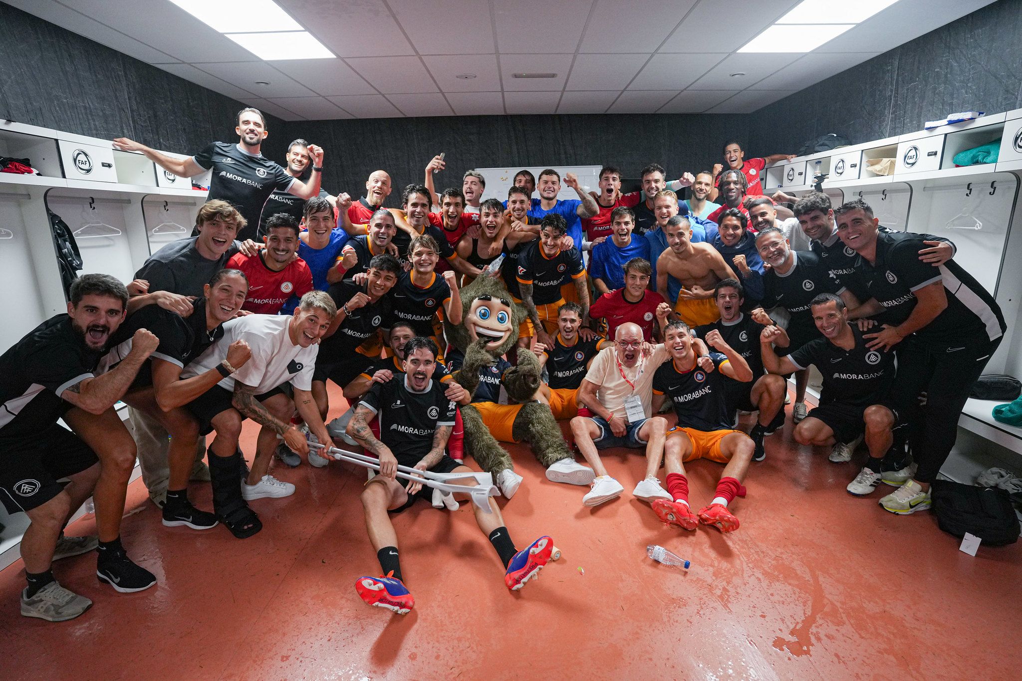 Jugadors i cos tècnic, eufòrics al vestidor en acabar el partit. La portaveu del Sindicat, Rebeca Bonache.