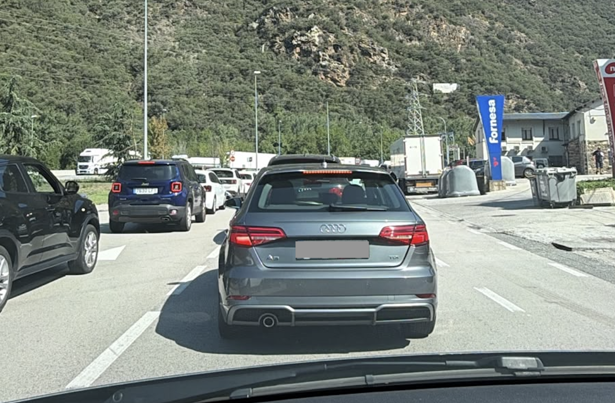 Més de 30 minuts de retencions a l’N-145 per entrar a Andorra des de la Seu. Més de 30 minuts de retencions a l’N-145 per entrar a Andorra des de la Seu.