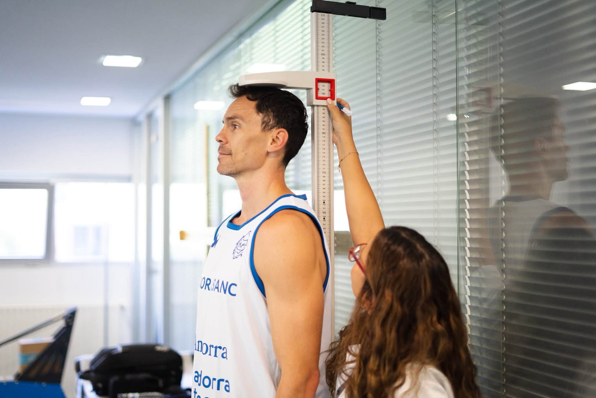 Mesurant Kyle Kuric.