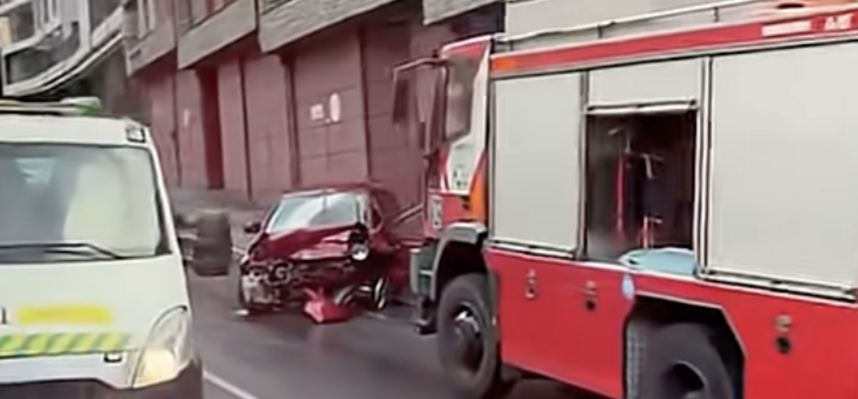 El cotxe on viatjava la difunta entre un cotxe de bombers i una grua que retirava el cotxe de l'ara detingut.