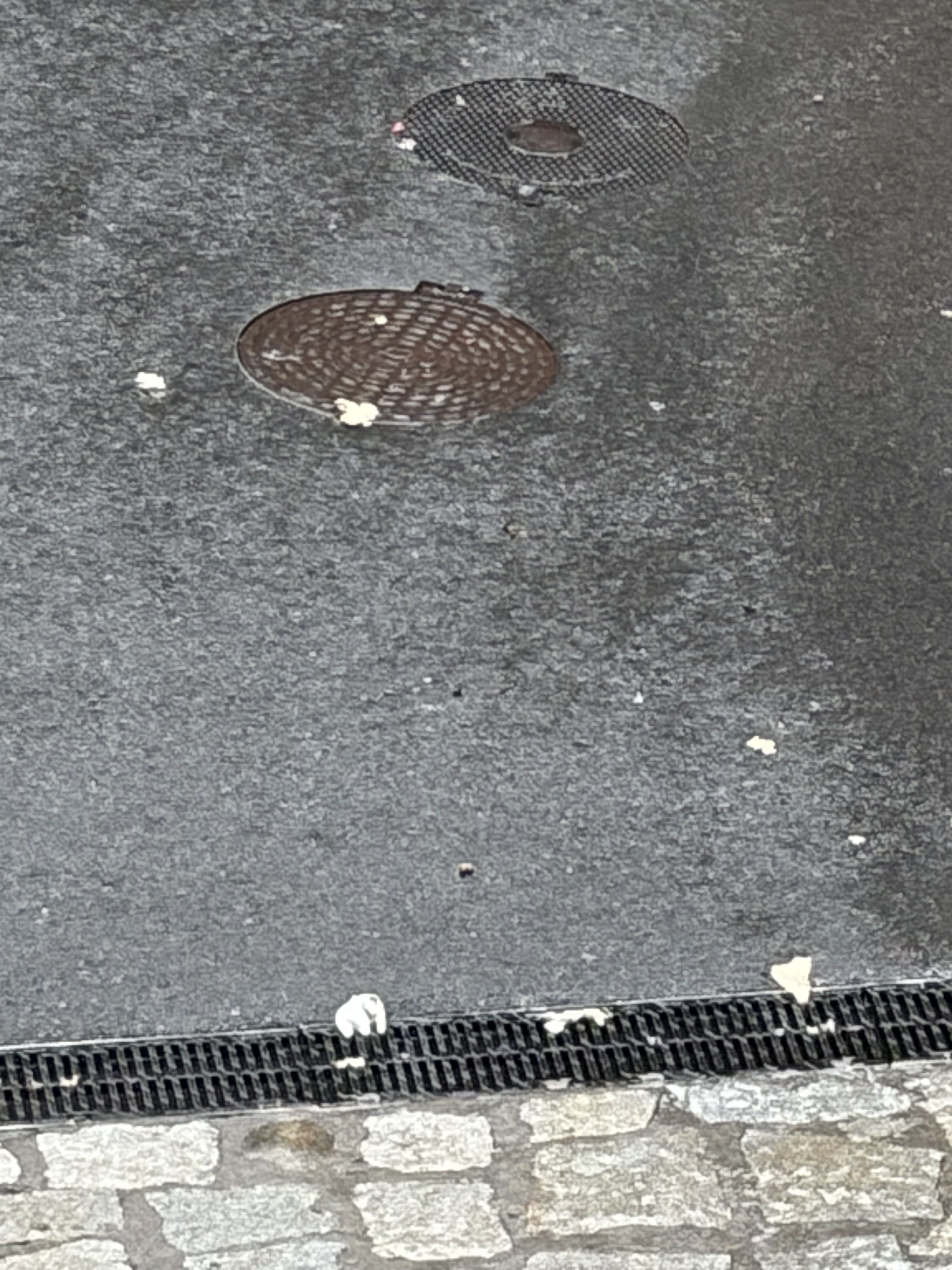 Així queda el carrer Tobira després d'un episodi de pluja intensa.