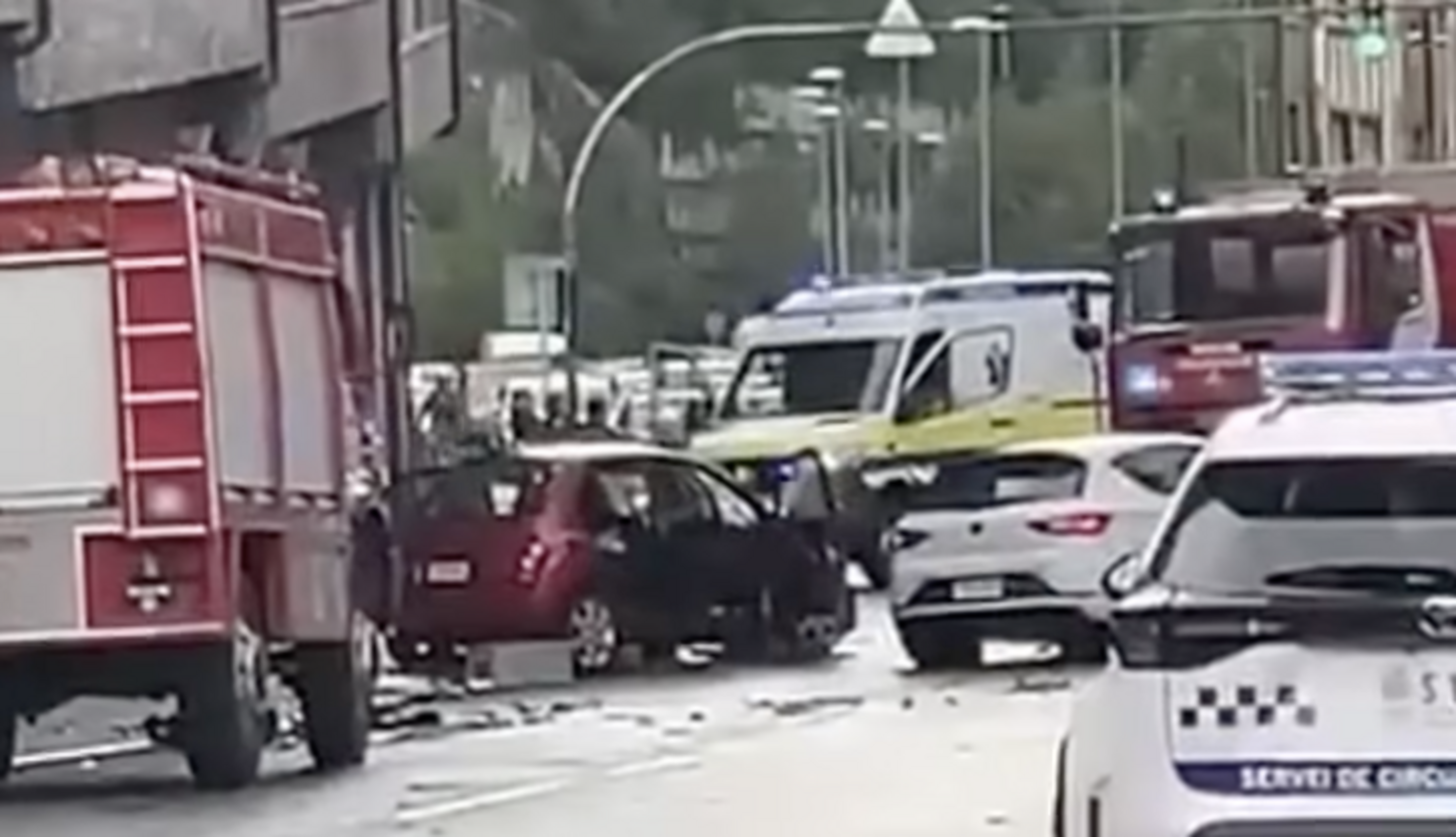 El Nissan Micra i Cupra implicats en l'accident enmig de vehicles d'emergència. El Nissan Micra i Cupra implicats en l'accident enmig de vehicles d'emergència.