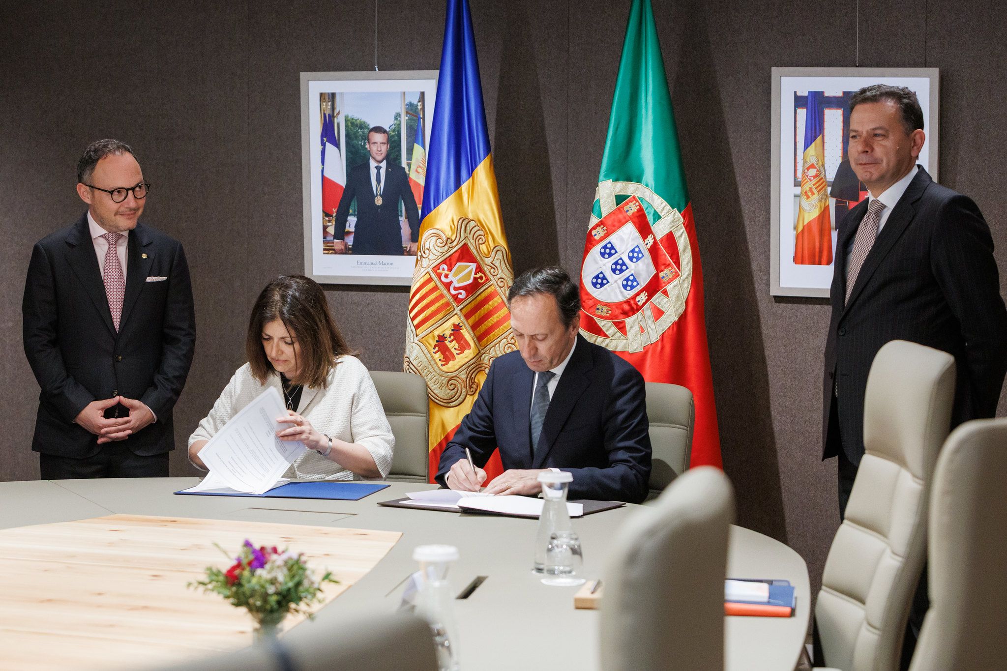 Firma de l'acord entre la ministra d'Afers Exteriors i l'ambaixador de Portugal a Andorra.