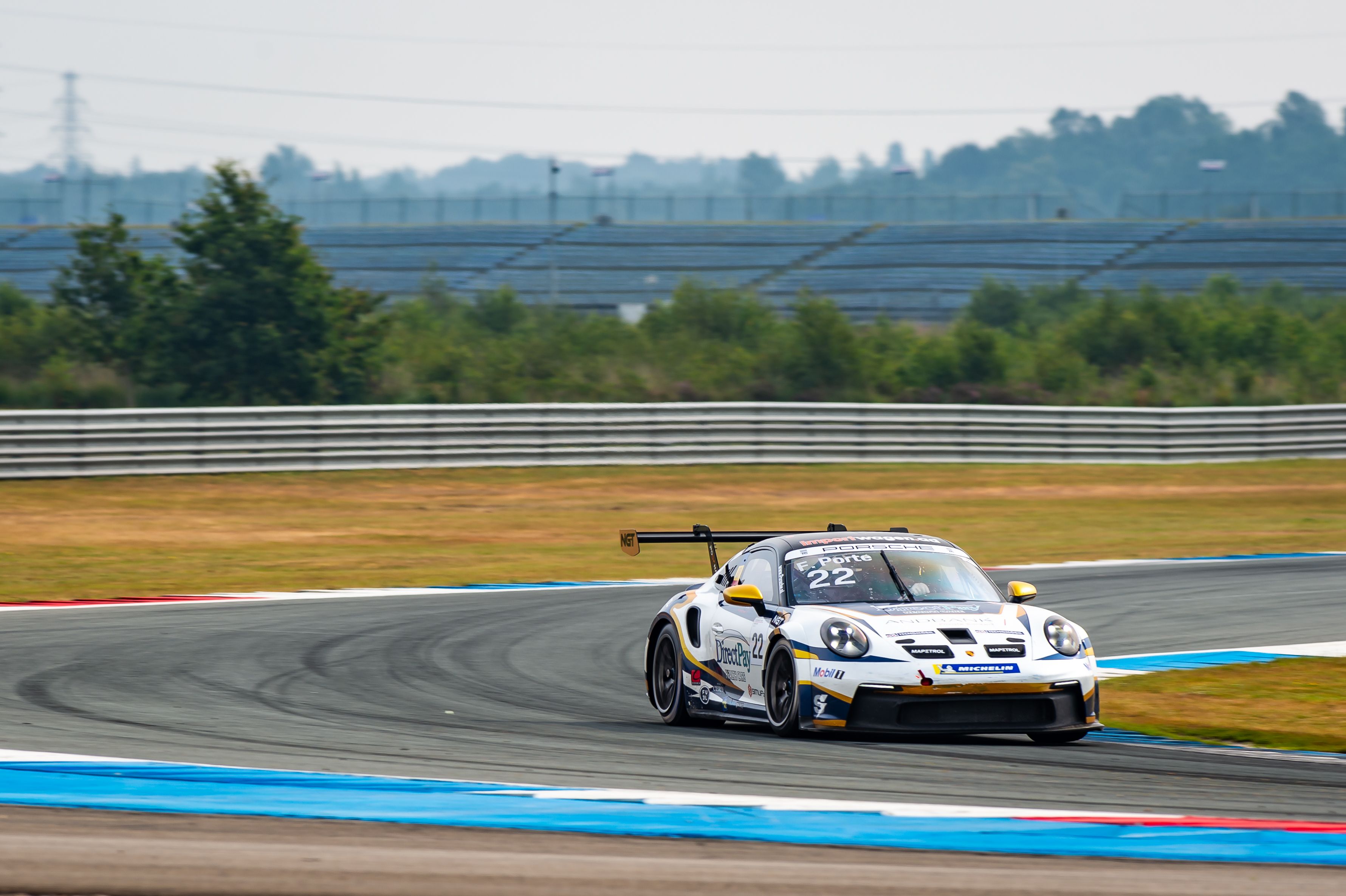 El Porsche 911 GT3 Cup de Frank Porté. La portaveu del Sindicat, Rebeca Bonache.