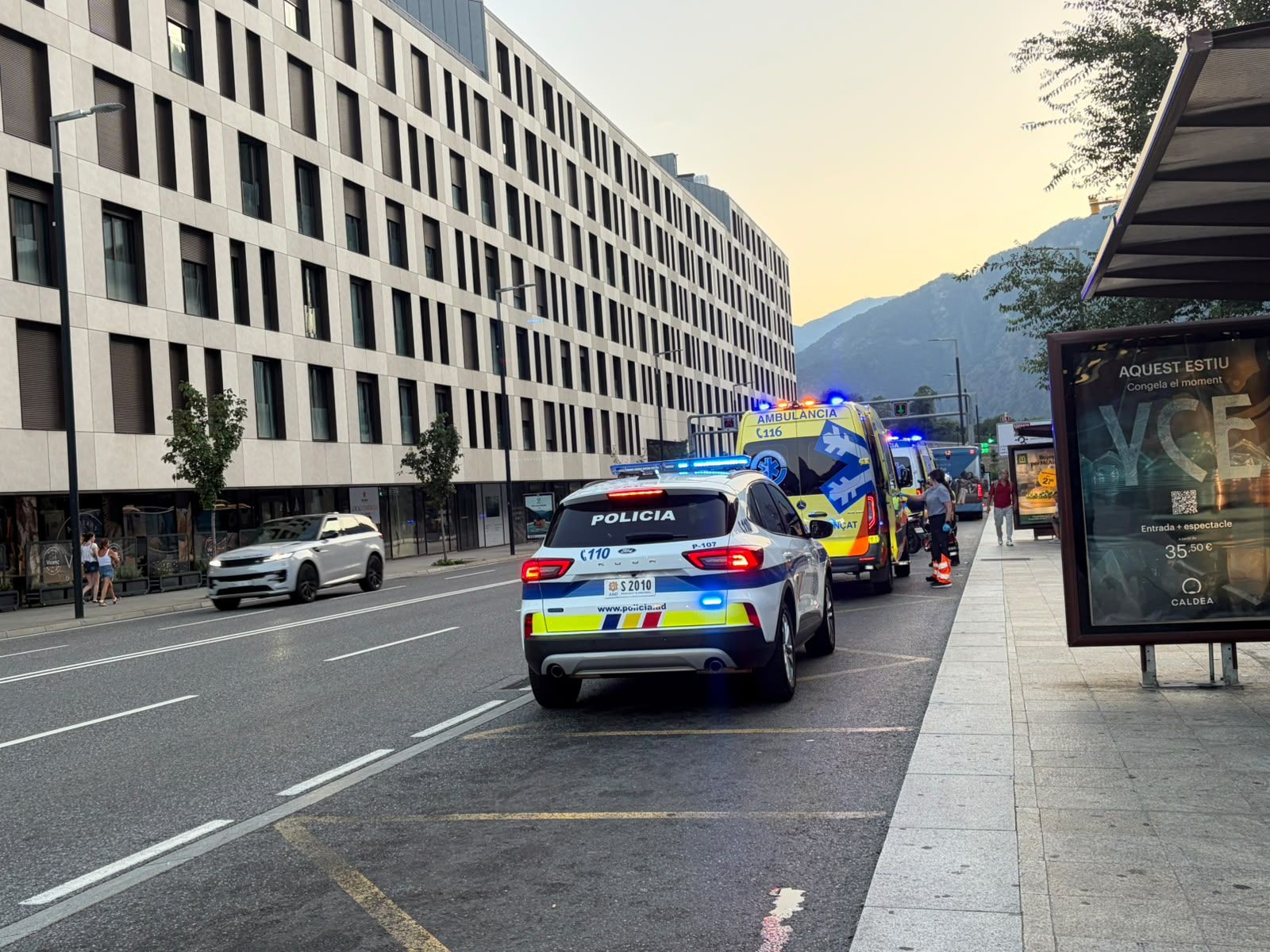 El cotxe de policia i les ambulàncies desplaçades sobre lloc.