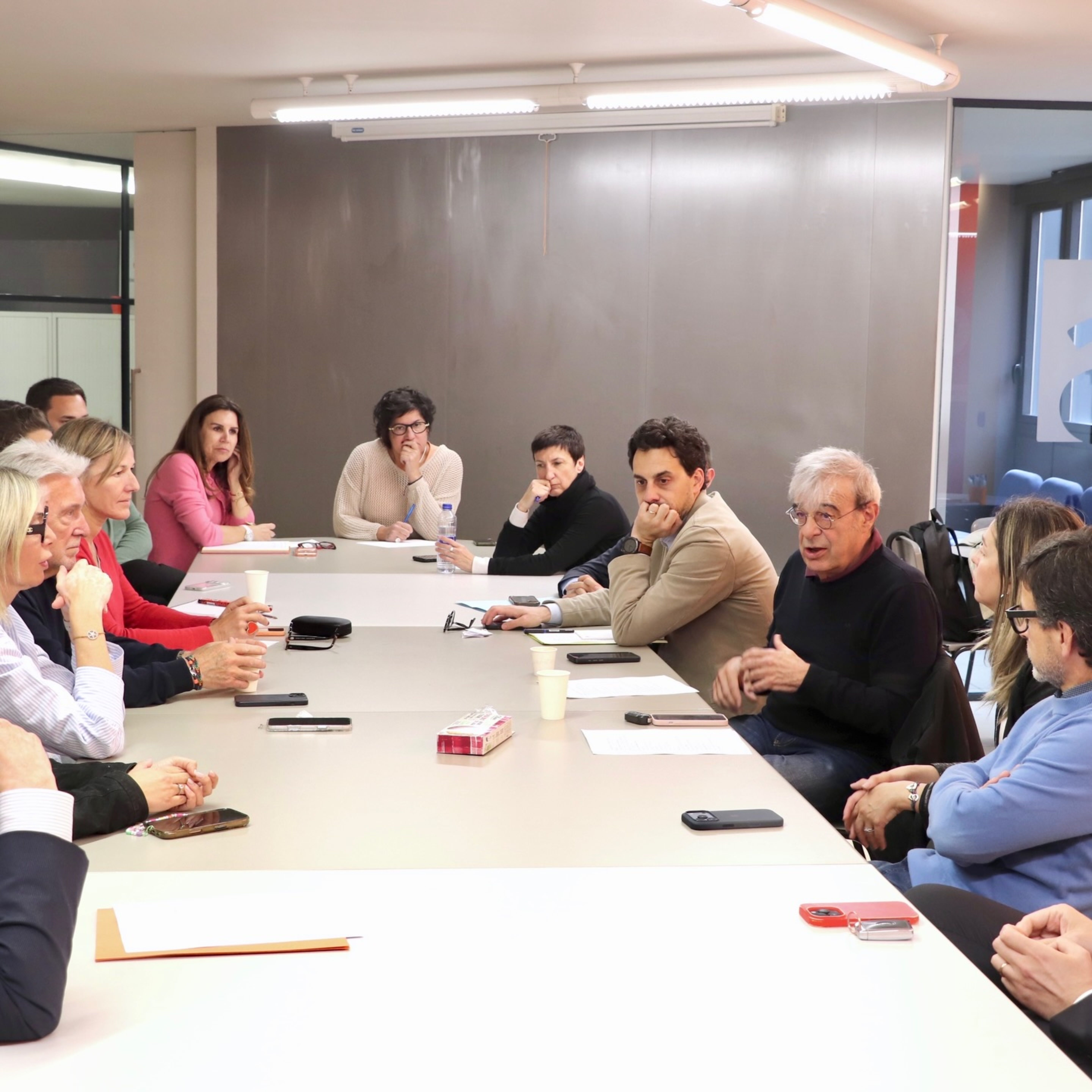 Una reunió de l'executiva demòcrata amb Ladislau Baró, Guillem Casal, Maria Martisella i Jordi Cinca en llocs preeminents. Una reunió de l'executiva demòcrata amb Ladislau Baró, Guillem Casal, Maria Martisella i Jordi Cinca en llocs preeminents.