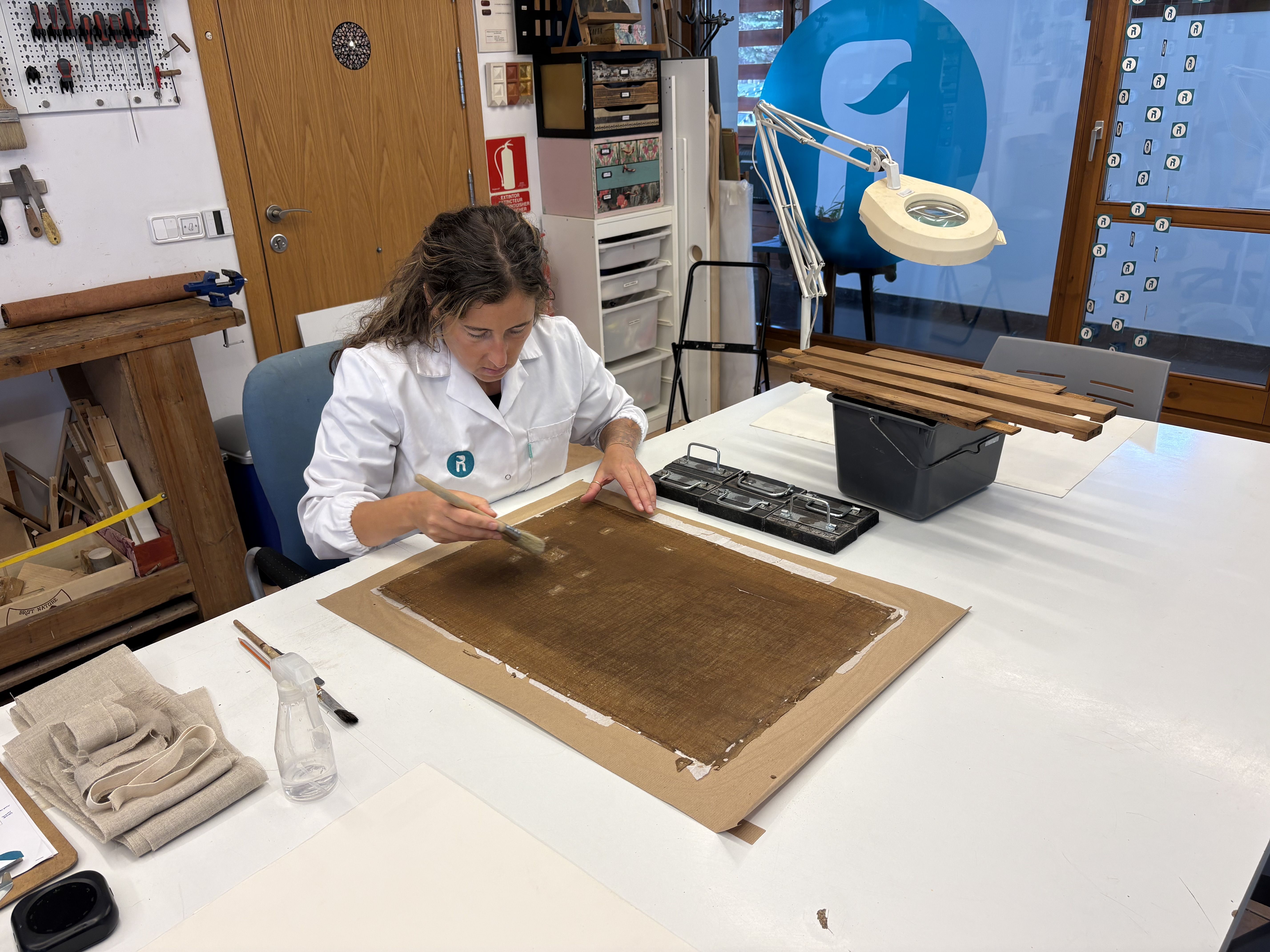 Mireia Garcia treballant al seu taller a Ordino. La portaveu del Sindicat, Rebeca Bonache.