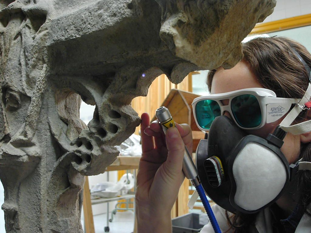 Restauració amb làser de la creu de terme de tradició gòtica de la plaça Santa Anna d’Escaldes-Engordany La portaveu del Sindicat, Rebeca Bonache.