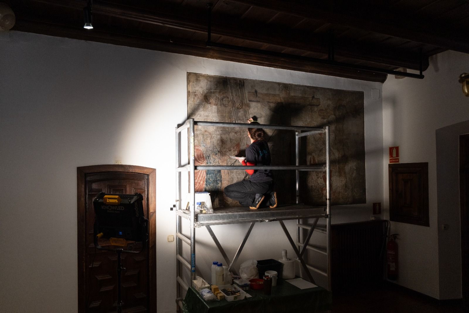 Durant la restauració de les pintures murals de la sala dels Passos Perduts del segle XVII de Casa de la Vall. La portaveu del Sindicat, Rebeca Bonache.