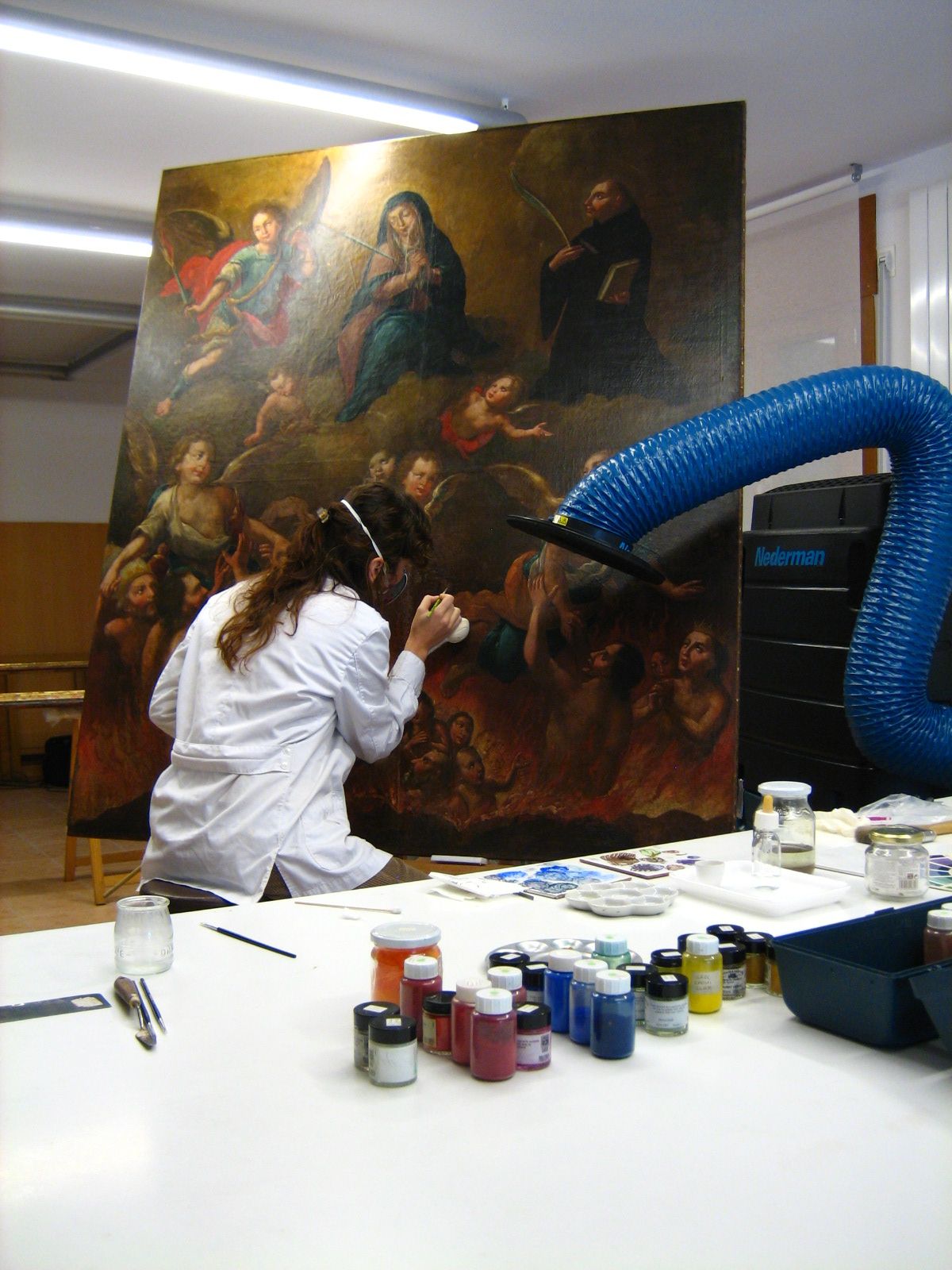 Pintura barroca d’Antoni Viladomat de l’església parroquial de Sant Julià de Lòria, durant la fase final de retoc cromàtic de les pèrdues de policromia. La portaveu del Sindicat, Rebeca Bonache.