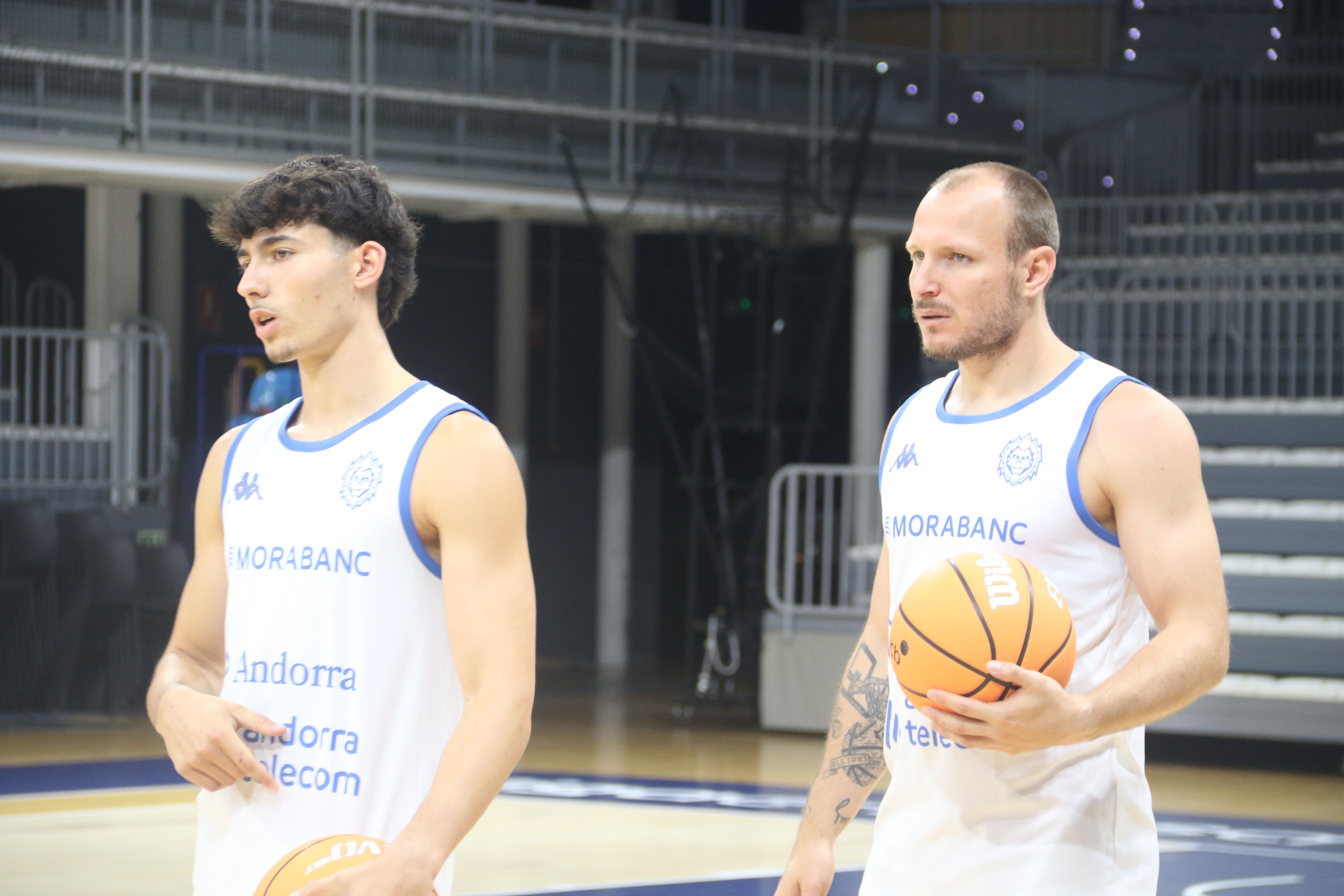 Luka Bottiroli i Rafa Luz durant l'entrenament. La portaveu del Sindicat, Rebeca Bonache.