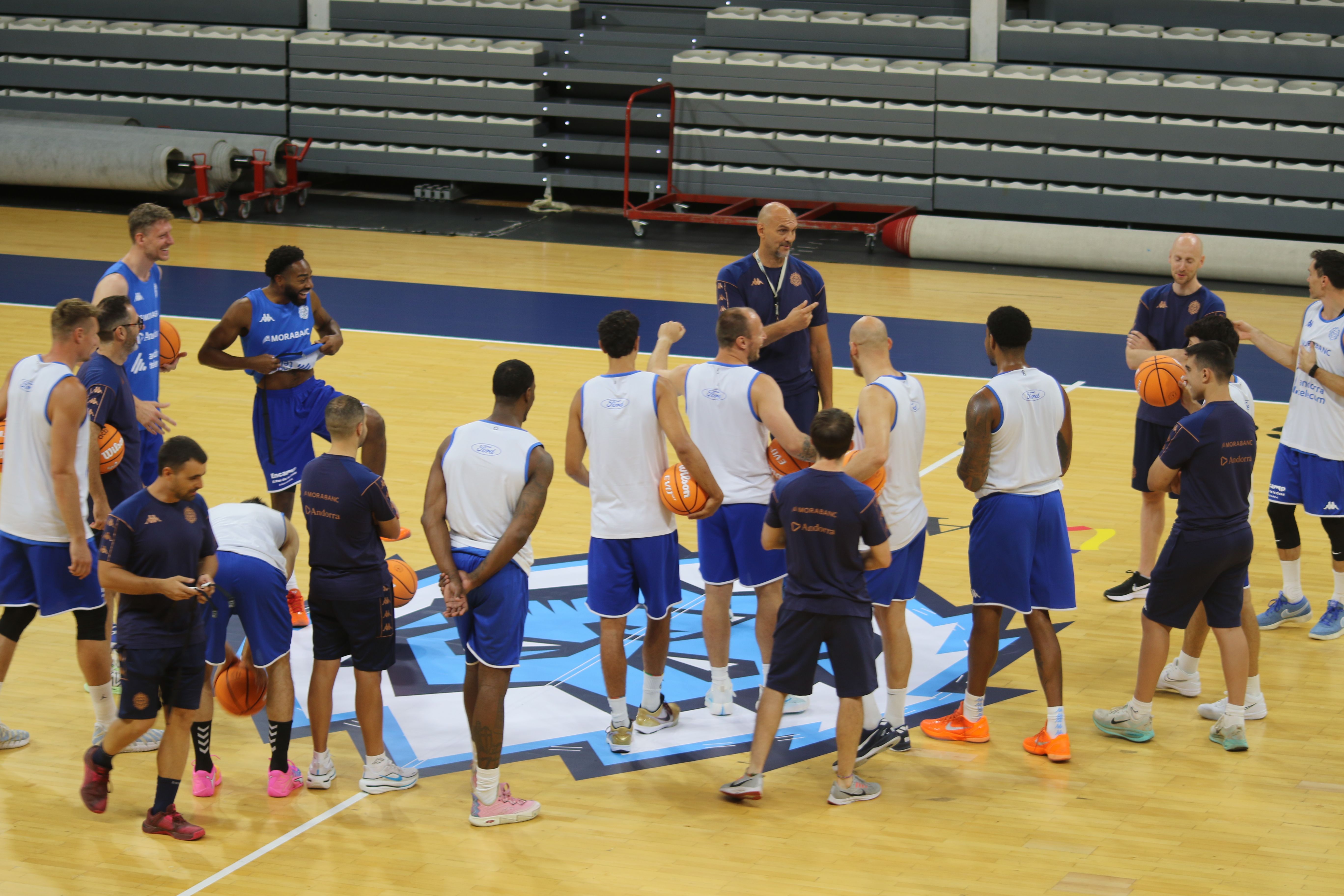 Rotllana abans de començar l'entrenament. Rotllana abans de començar l'entrenament.