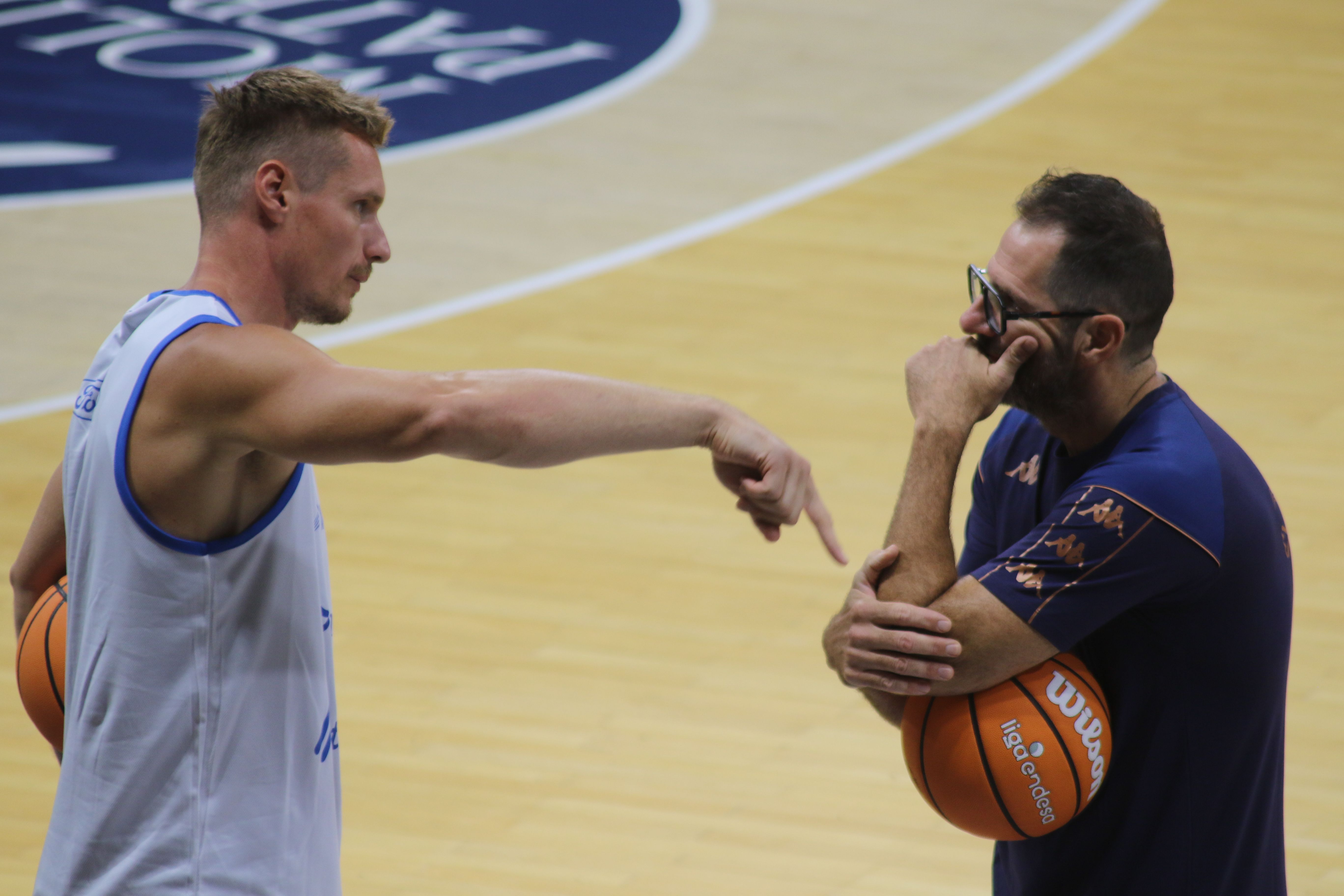 Leon Radosevic explicant-se al tècnic assistent Paco Vázquez. Leon Radosevic explicant-se al tècnic assistent Paco Vázquez.
