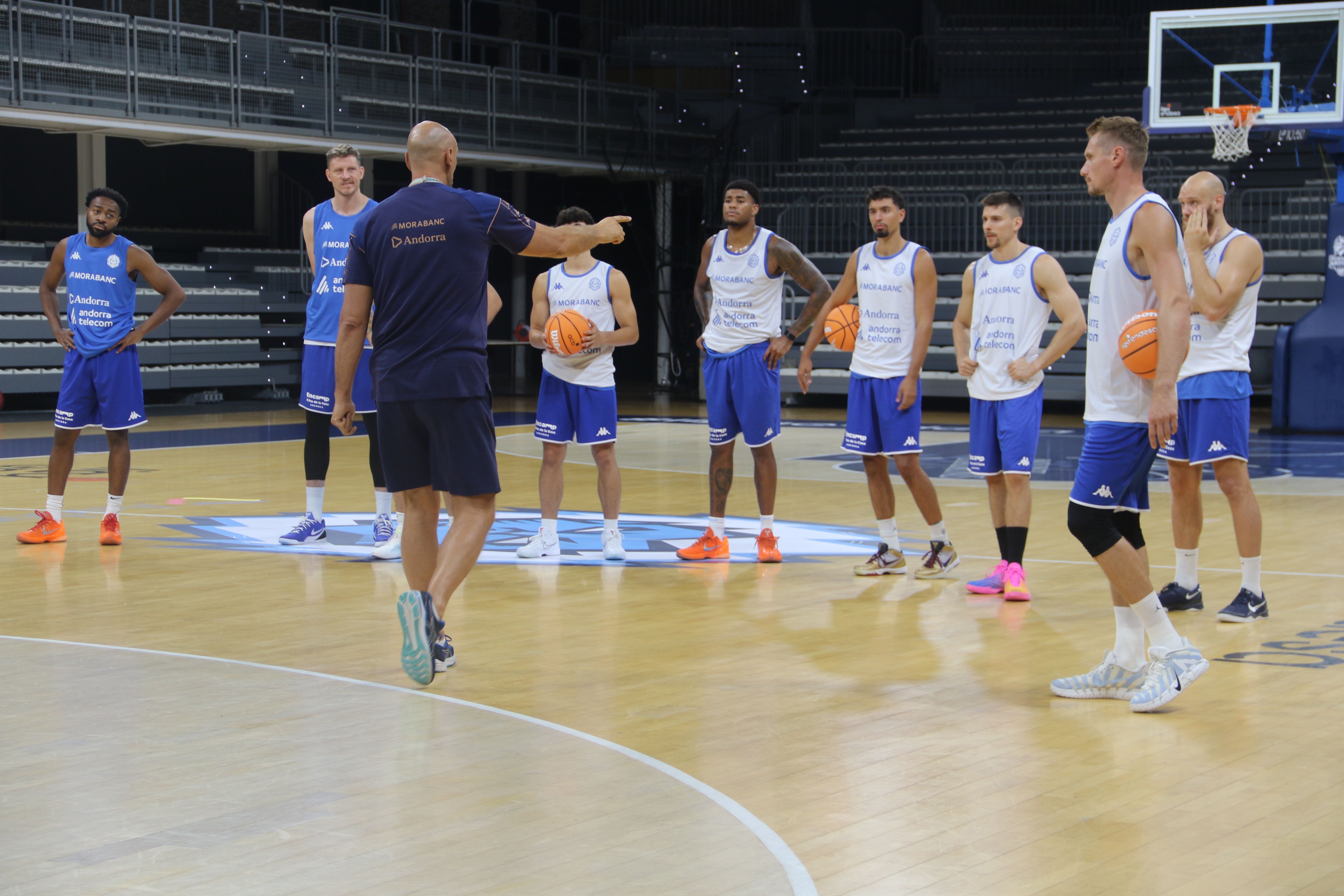 Zan Tabak donant instruccions en el primer entrenament.