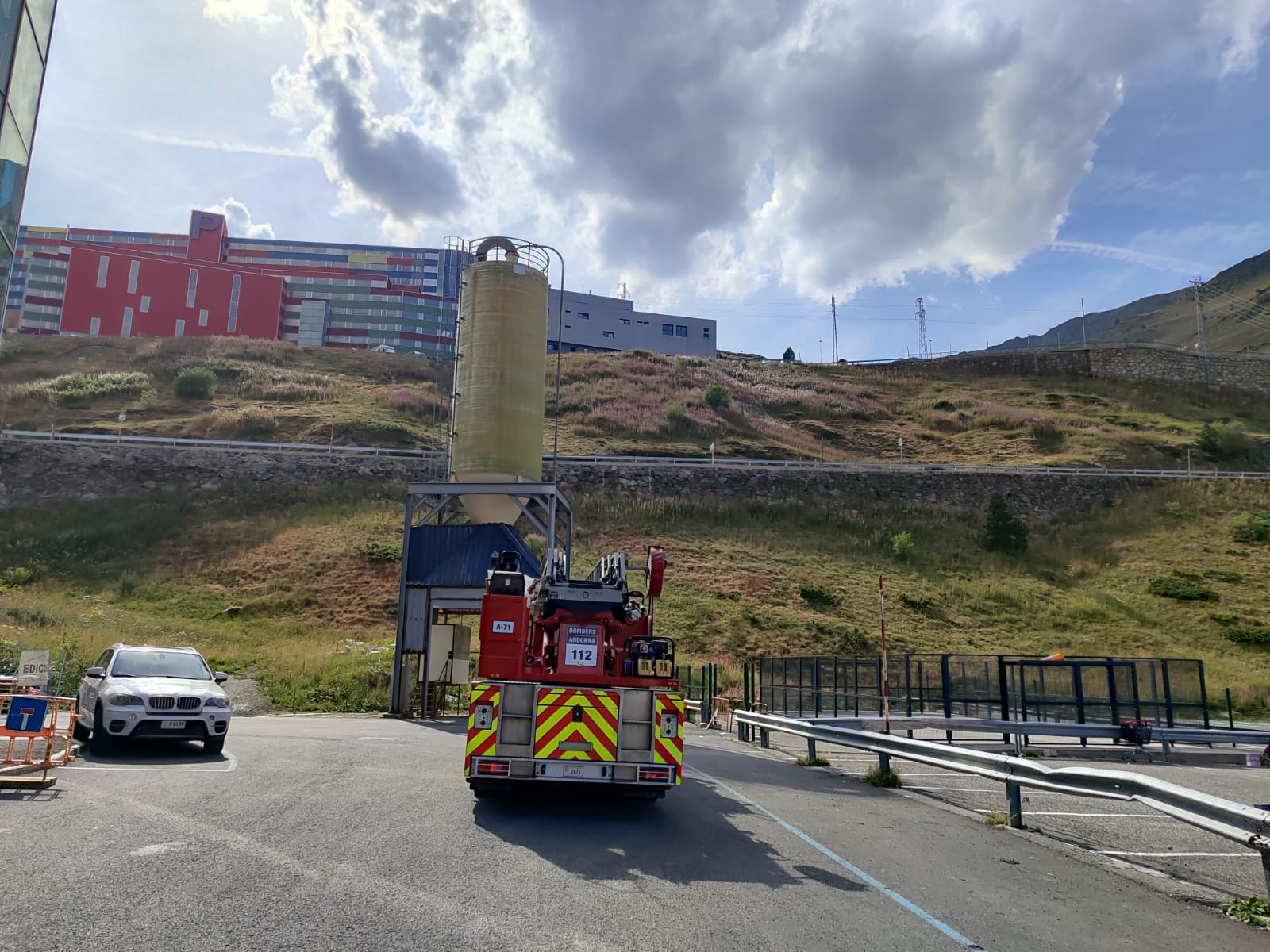 El camió del Pas estacionat lluny del parc. El camió del Pas estacionat lluny del parc.