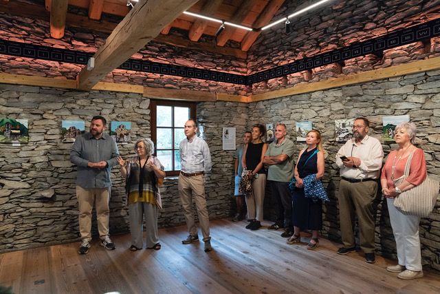 Canillo inaugura l’exposició ‘Seda i pedra’ d’Anna Mangot sobre el patrimoni romànic del país.