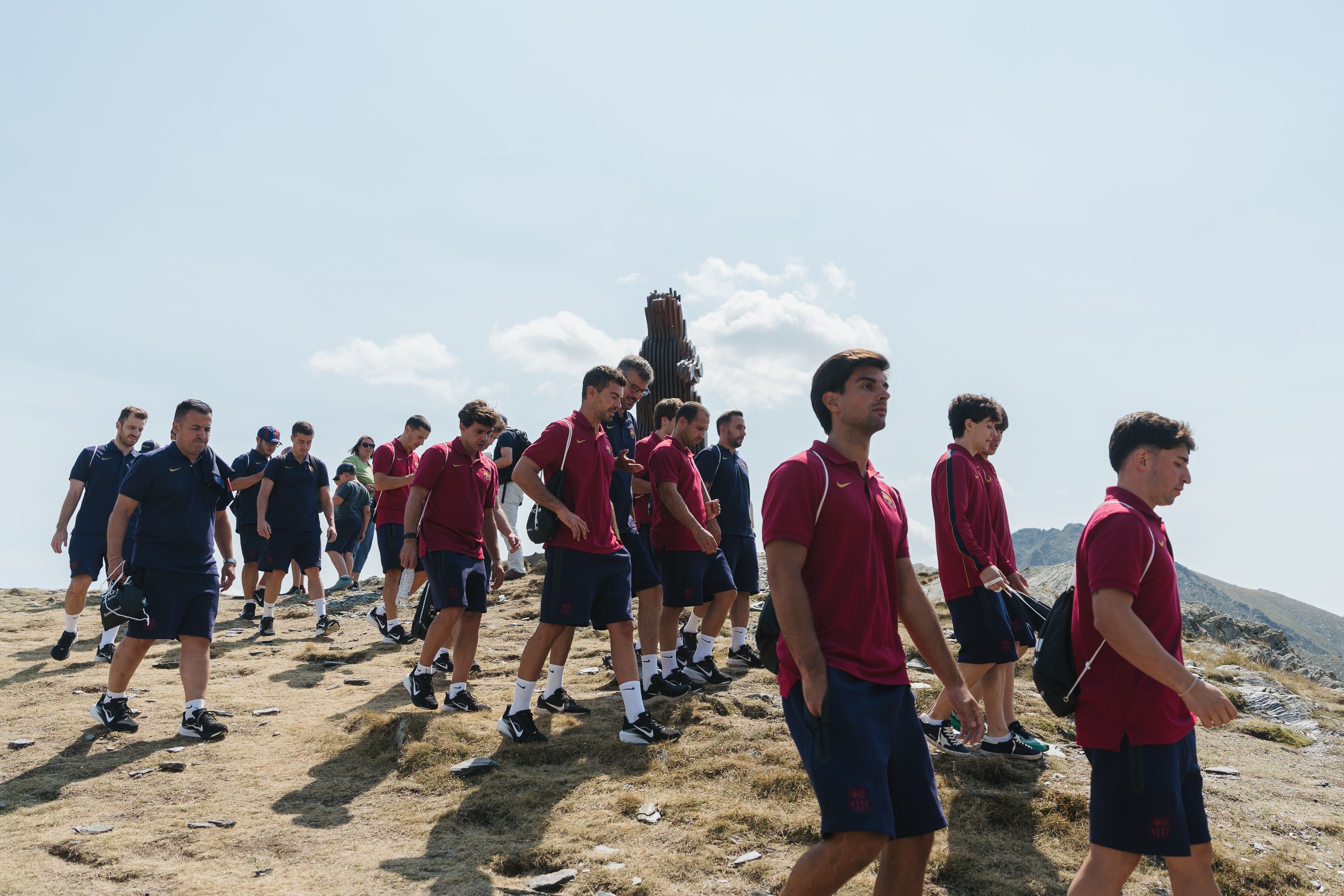 Els jugadors, aquest matí, davant l'escultura de l'Ossa a Solanelles. // Comú Encamp La portaveu del Sindicat, Rebeca Bonache.