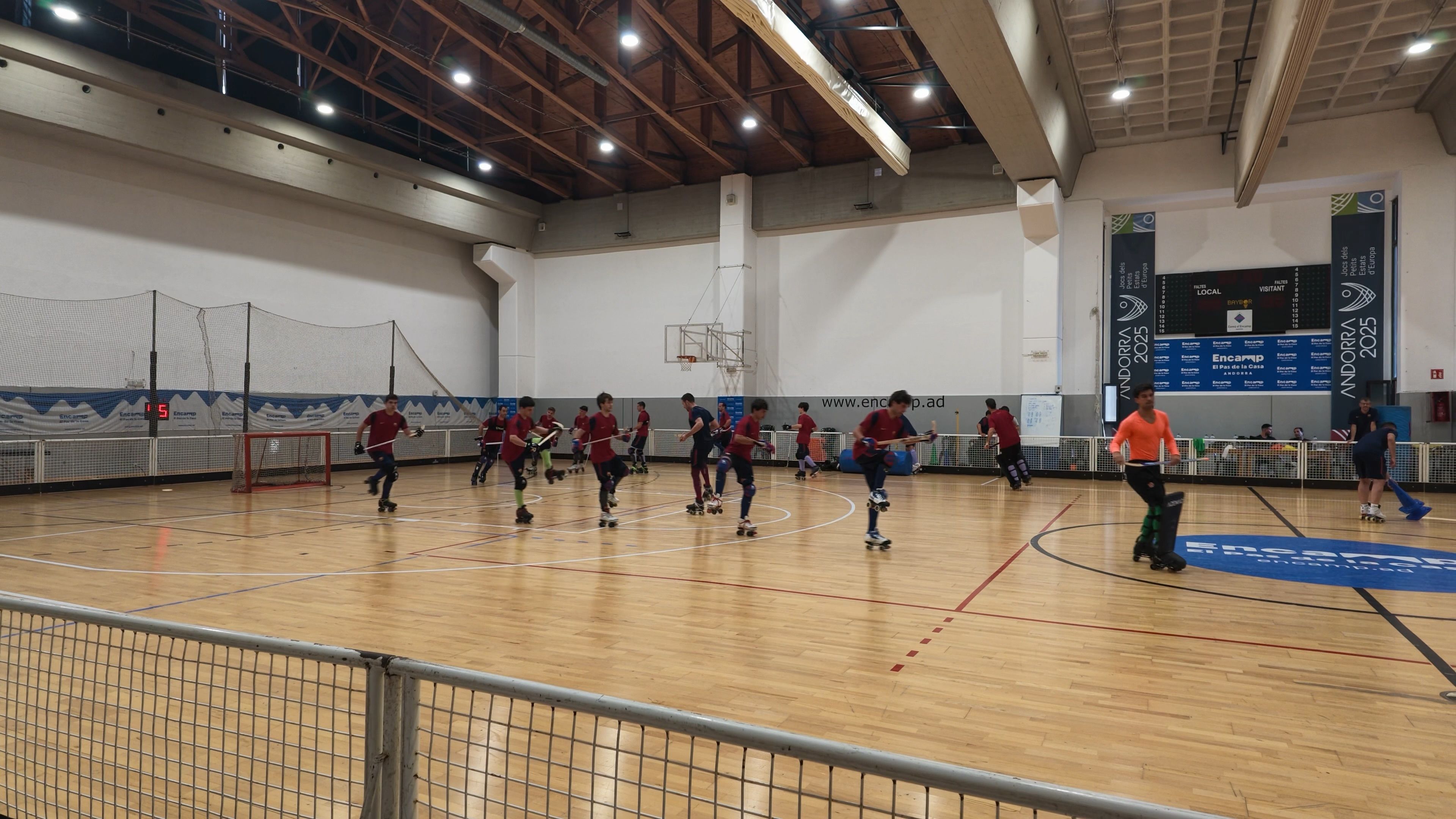 Els jugadors del FCB Hoquei al complex esportiu d'Encamp. Els jugadors del FCB Hoquei al complex esportiu d'Encamp.