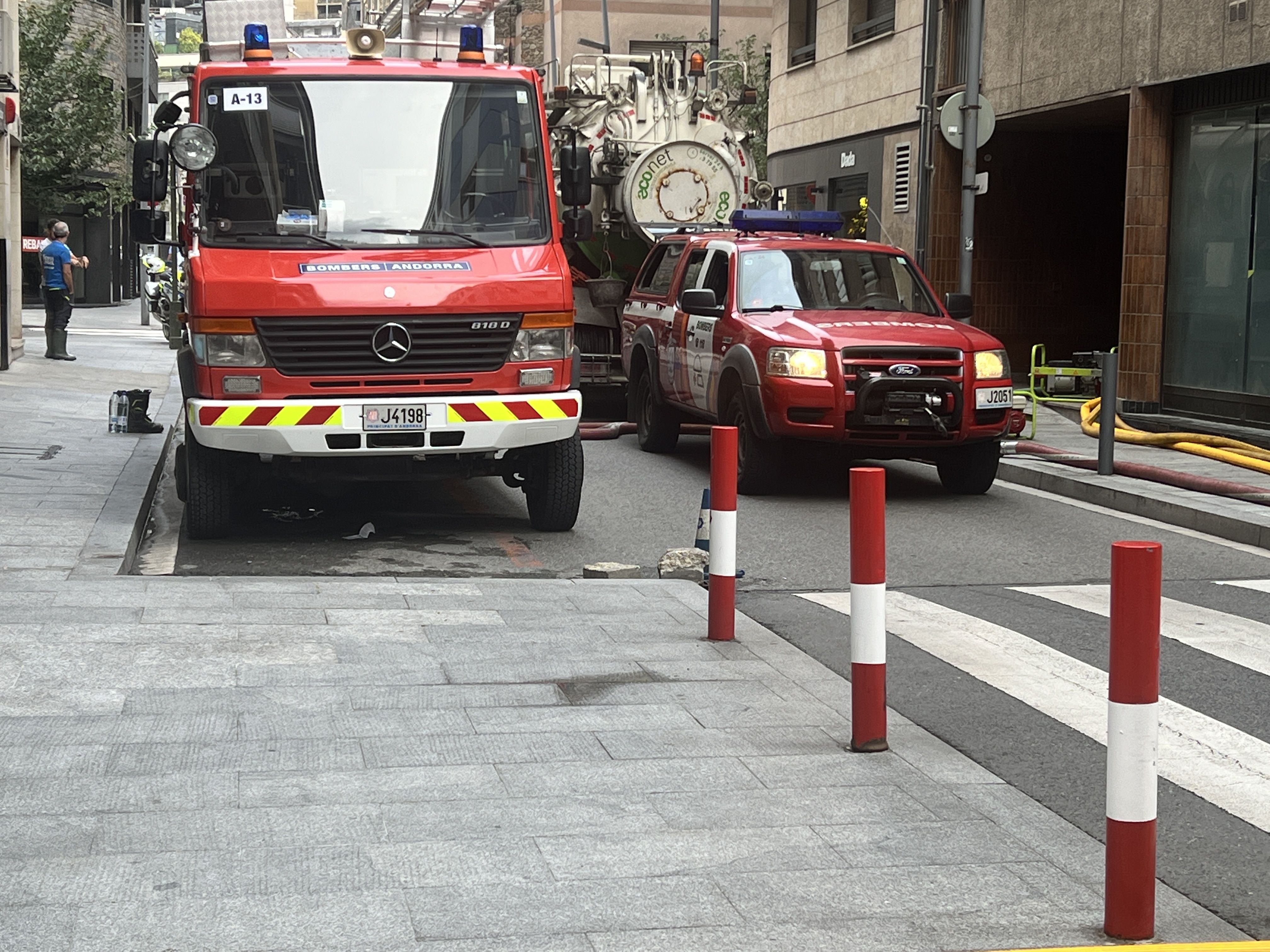 ELS VEHICLES DELS SERVEIS QUE ESTAN TREBALLANT A LA ZONA.