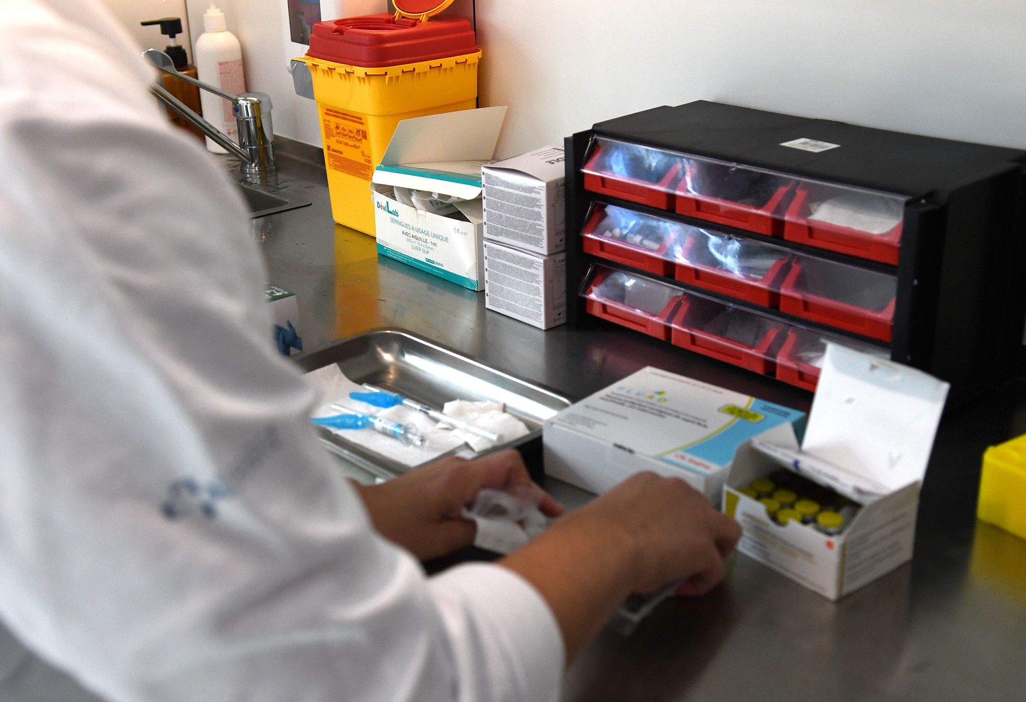 Preparació de les vacunes contra la grip a l'inici de la campanya del 2025.