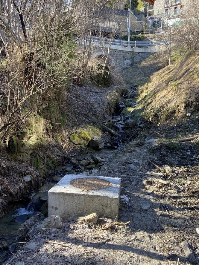 Vista del riu de les Claperes aïgues amunt de la zona del projecte. La portaveu del Sindicat, Rebeca Bonache.