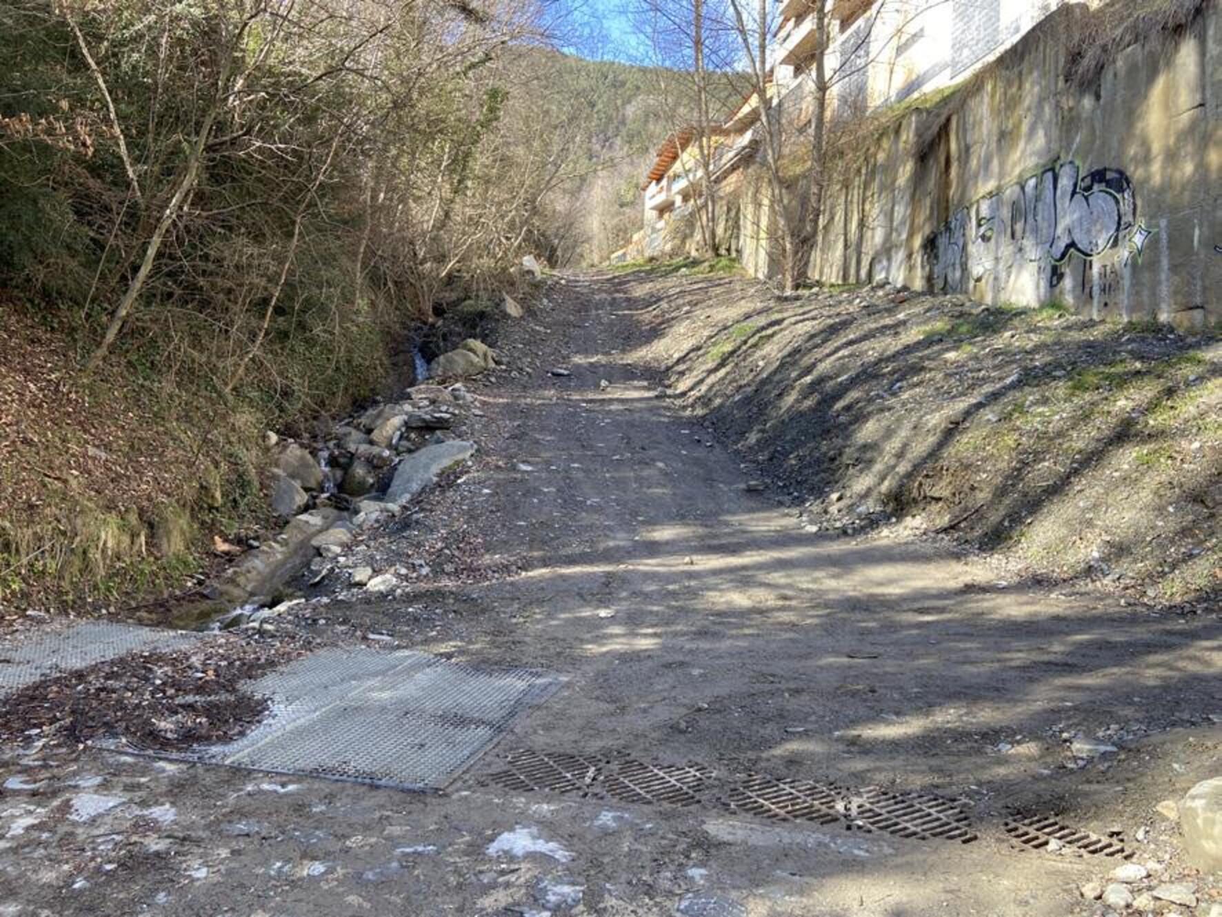Vista de la reixa del riu de les Claperes a l'inici d'aïgues amunt del tram del projecte.