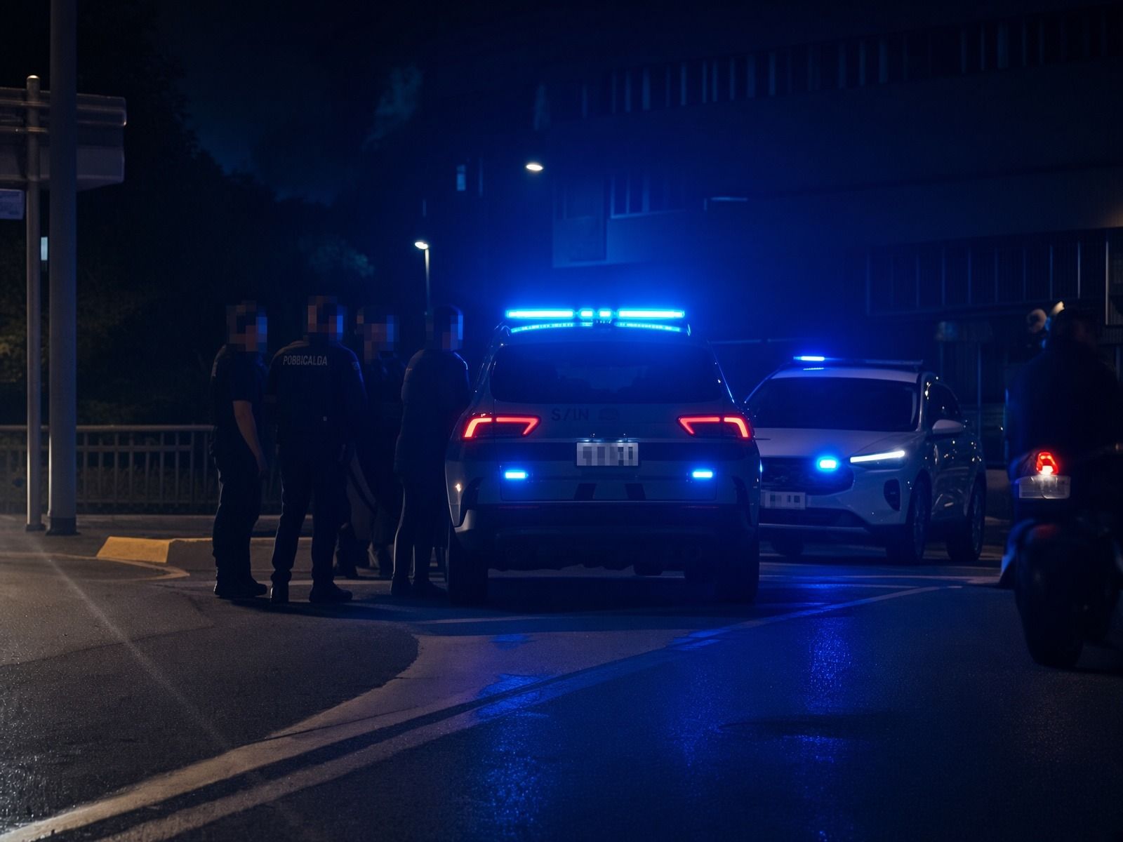 Els agents de policia enduent-se els dos germans. Els agents de policia enduent-se els dos germans.