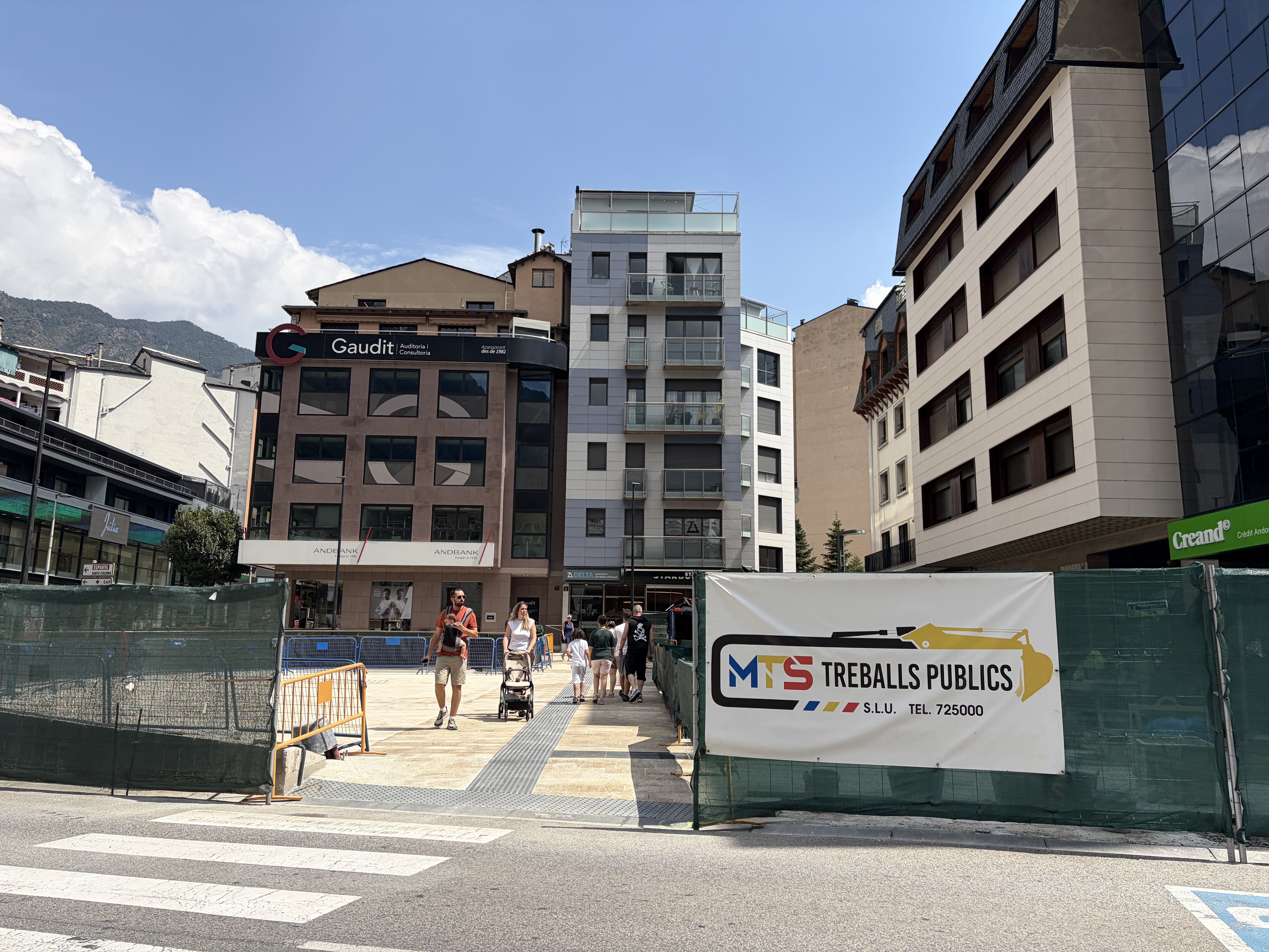 Ciutadans passejant pel tram central de la plaça Bartomeu Rebés que s'ha obert. Ciutadans passejant pel tram central de la plaça Bartomeu Rebés que s'ha obert.